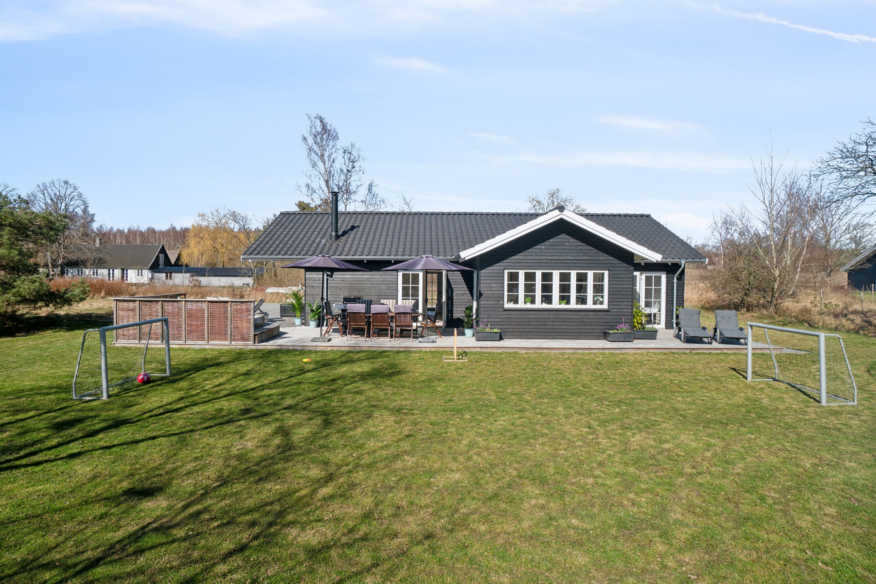 Fremhævet set fra haven billede i fuldskærmstilstand. Billede af Strandløkken 18, Pedersker, 3720 Aakirkeby