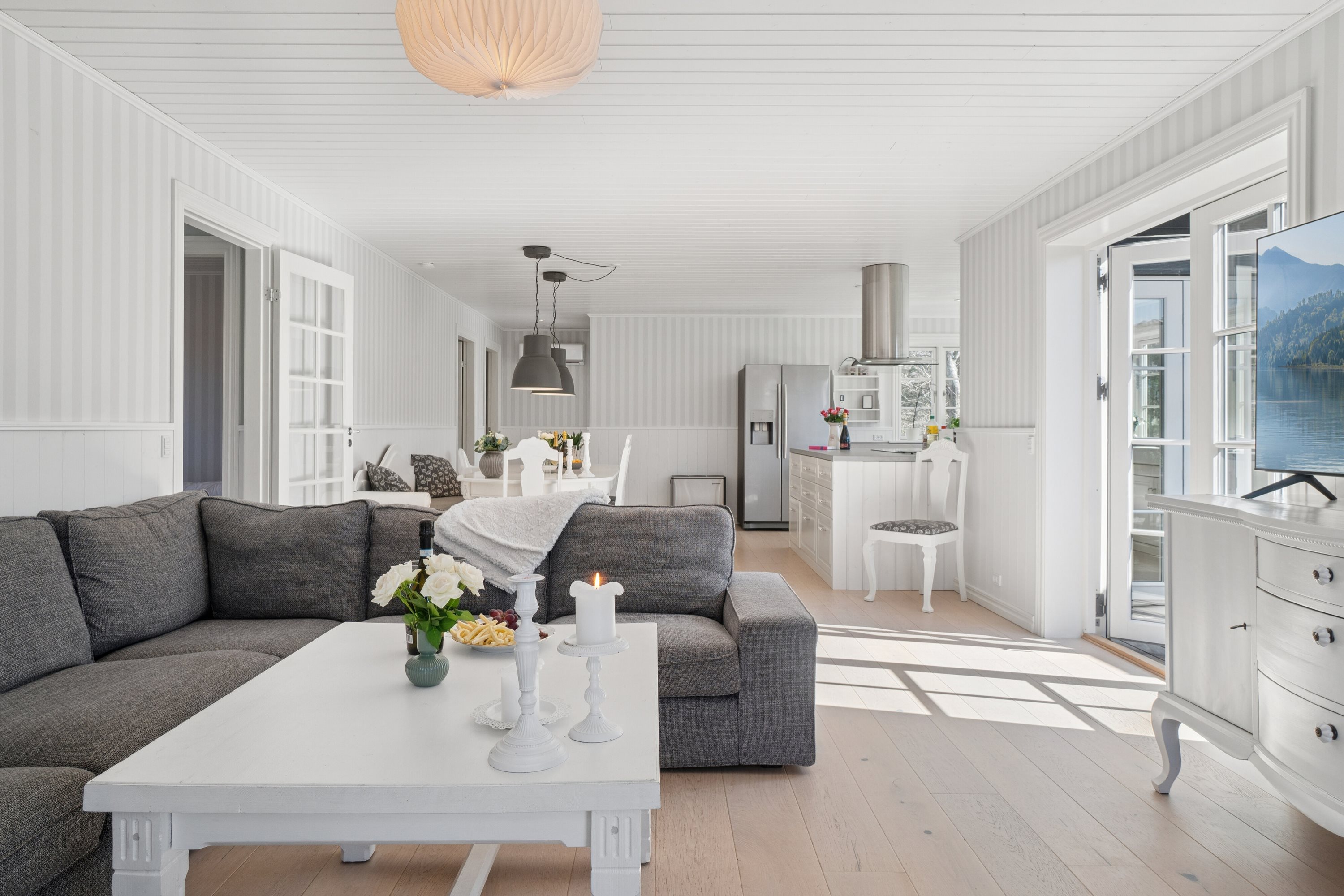 Fremhævet stue billede i fuldskærmstilstand. Billede af Strandløkken 18, Pedersker, 3720 Aakirkeby