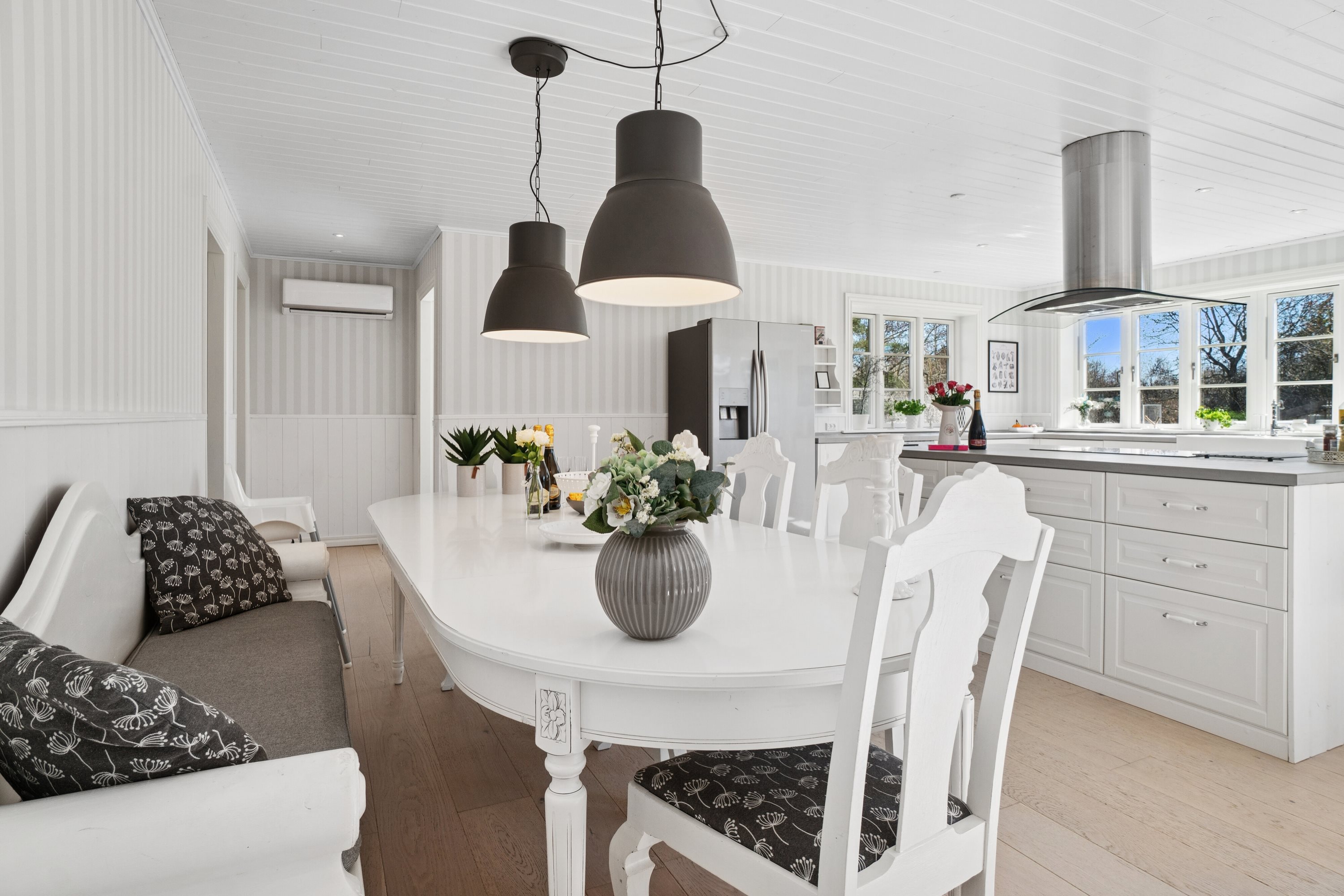 Fremhævet spisestue billede i fuldskærmstilstand. Billede af Strandløkken 18, Pedersker, 3720 Aakirkeby