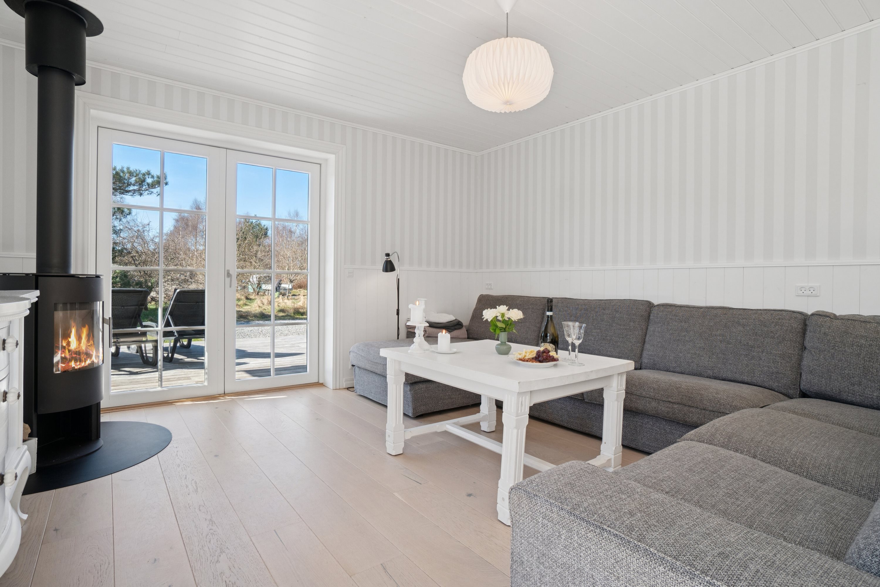 Fremhævet stue billede i fuldskærmstilstand. Billede af Strandløkken 18, Pedersker, 3720 Aakirkeby