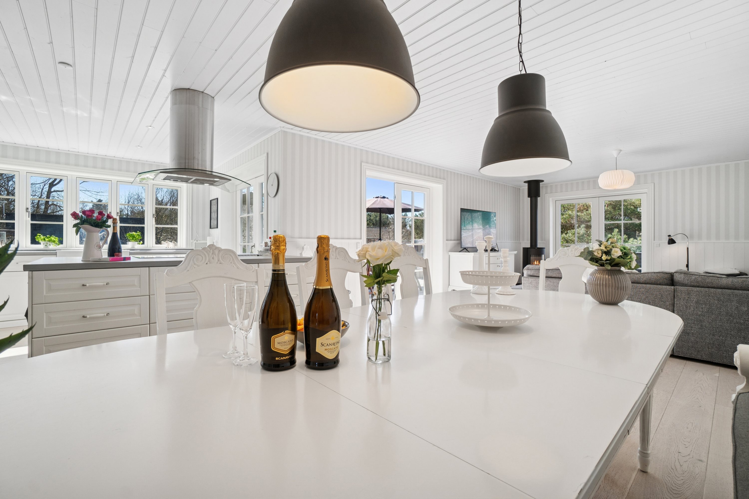 Fremhævet køkken billede i fuldskærmstilstand. Billede af Strandløkken 18, Pedersker, 3720 Aakirkeby