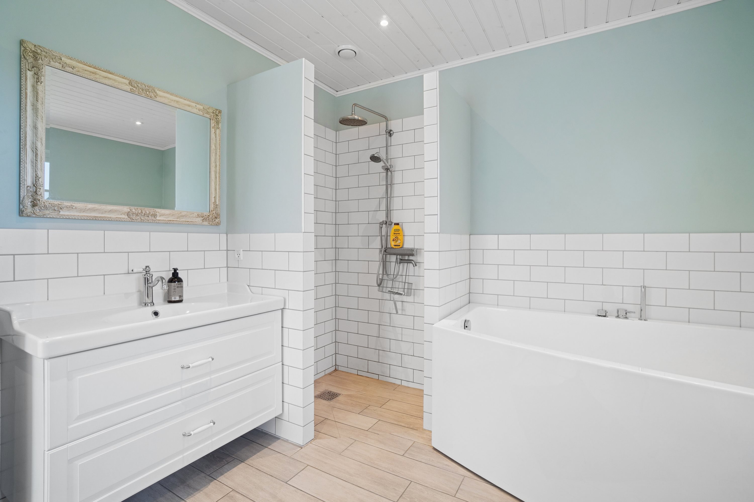 Fremhævet badeværelse billede i fuldskærmstilstand. Billede af Strandløkken 18, Pedersker, 3720 Aakirkeby