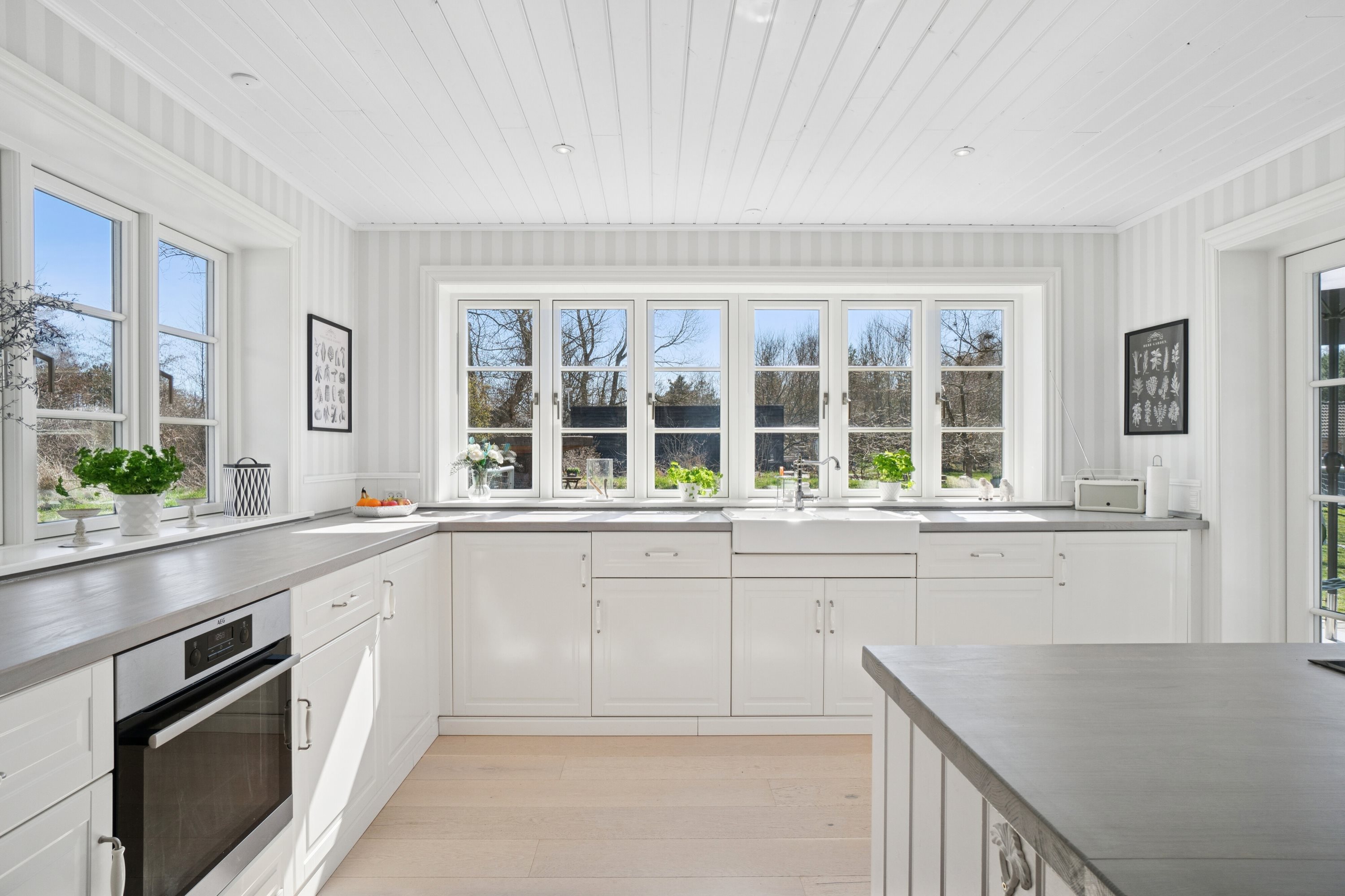 Fremhævet køkken billede i fuldskærmstilstand. Billede af Strandløkken 18, Pedersker, 3720 Aakirkeby