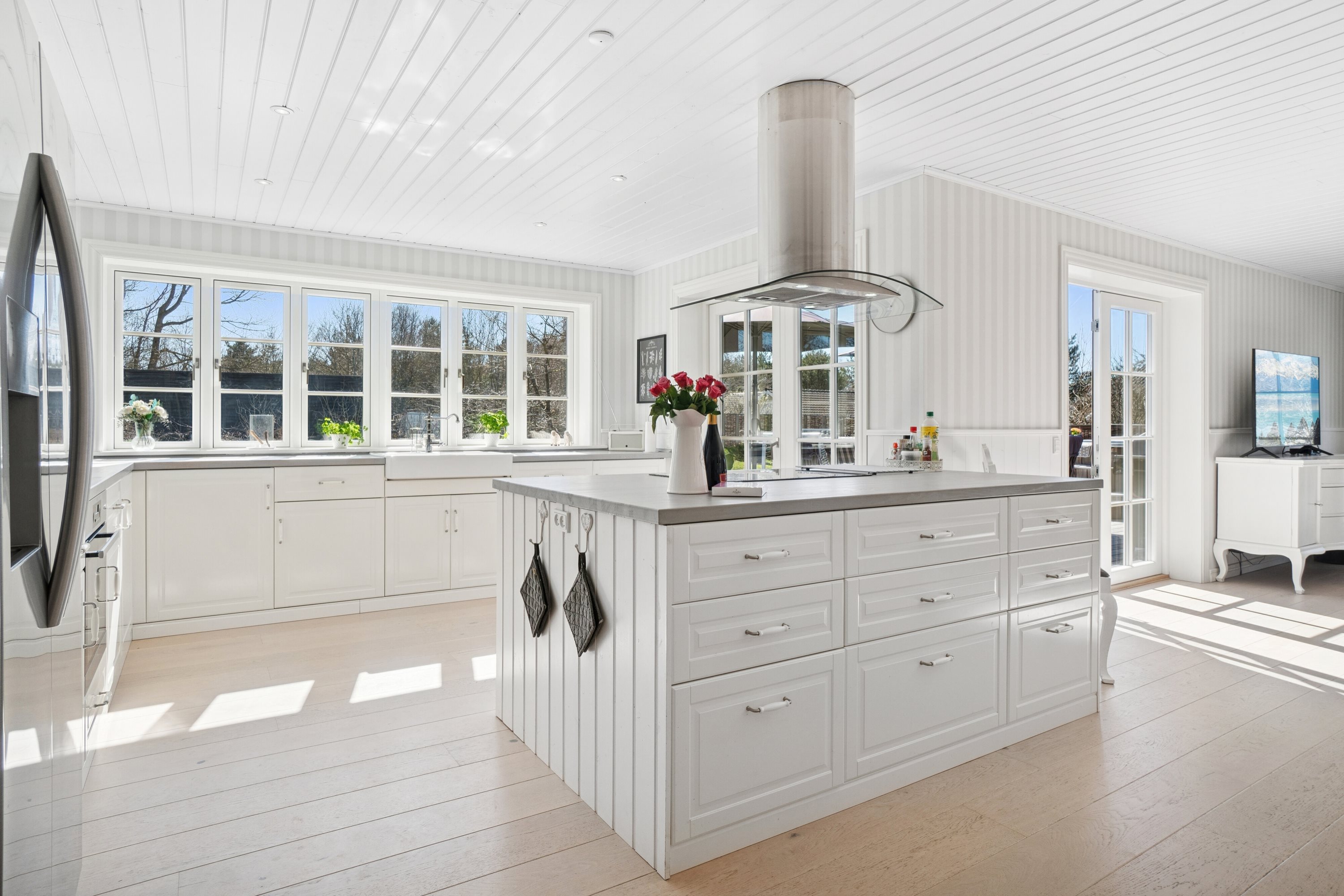 Fremhævet køkken billede i fuldskærmstilstand. Billede af Strandløkken 18, Pedersker, 3720 Aakirkeby