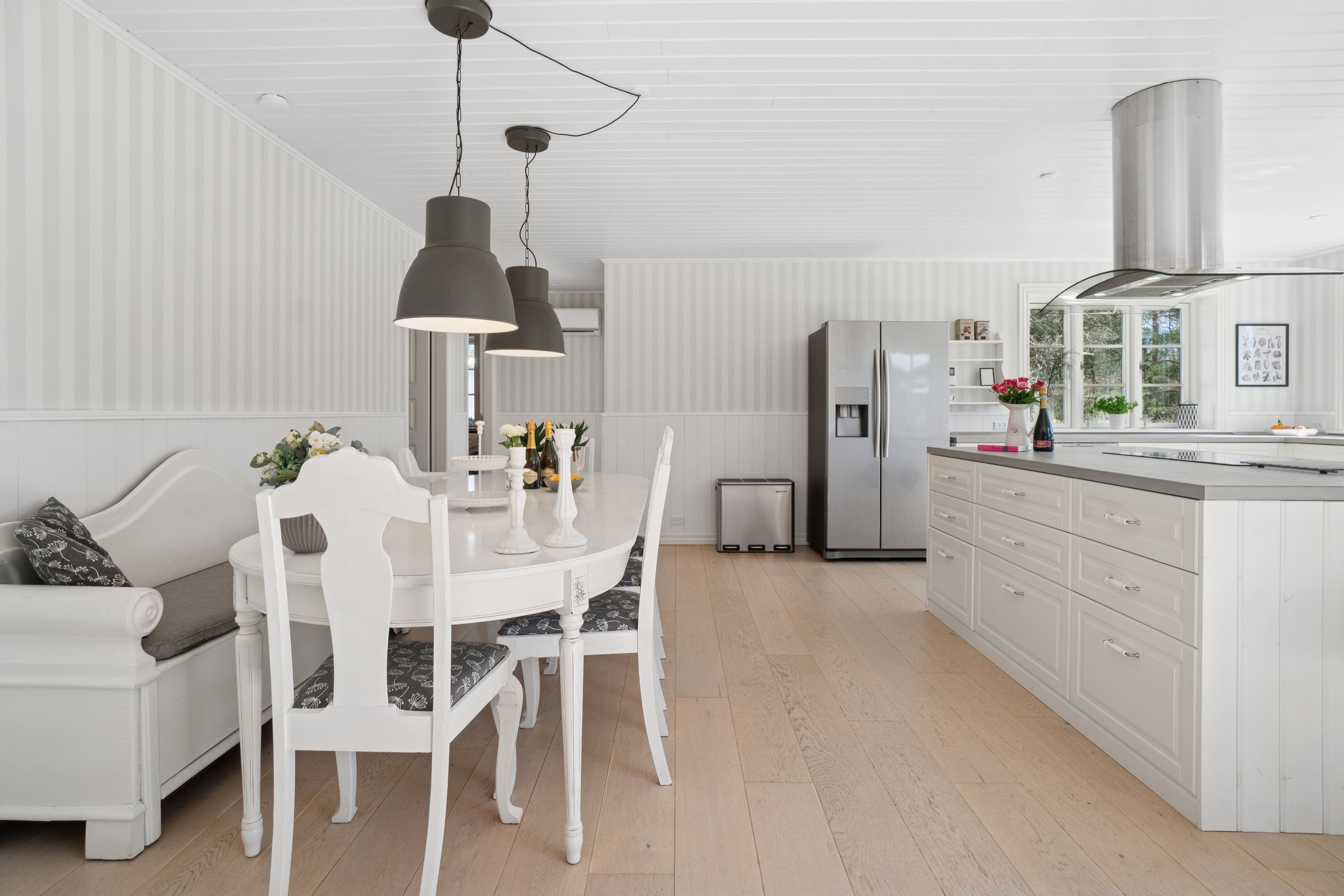 Fremhævet spisestue billede i fuldskærmstilstand. Billede af Strandløkken 18, Pedersker, 3720 Aakirkeby