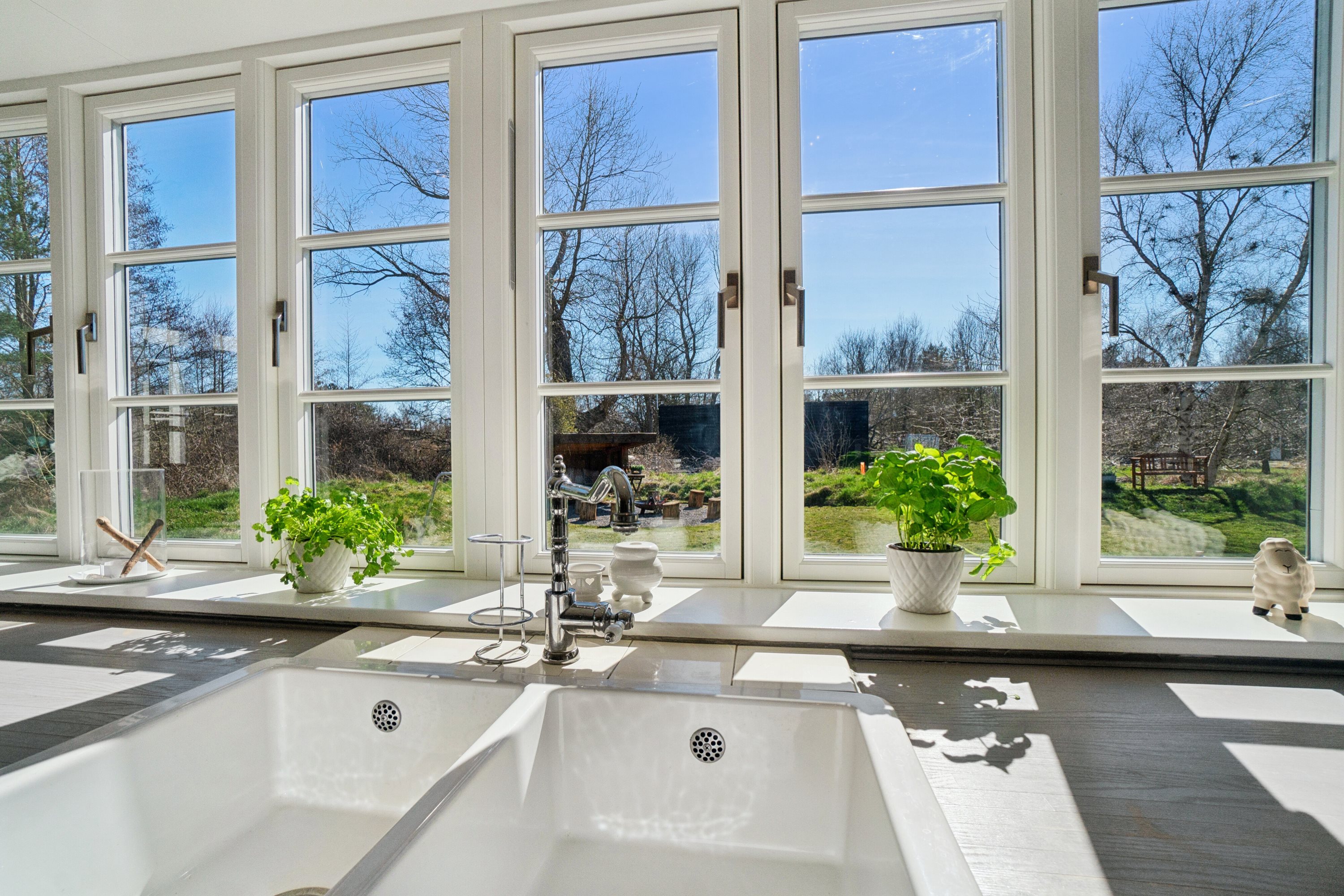 Fremhævet køkken billede i fuldskærmstilstand. Billede af Strandløkken 18, Pedersker, 3720 Aakirkeby