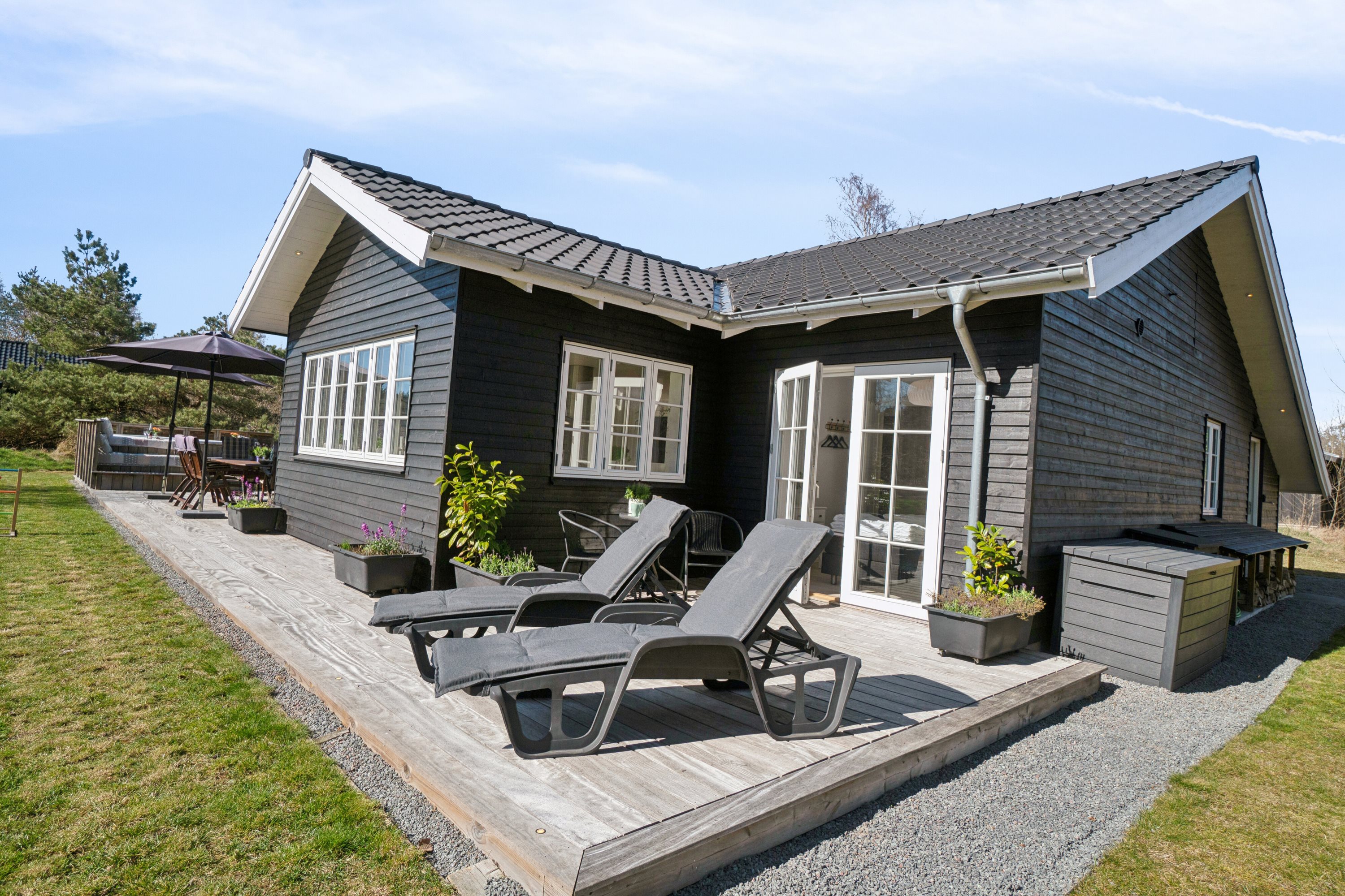 Fremhævet udendørs billede i fuldskærmstilstand. Billede af Strandløkken 18, Pedersker, 3720 Aakirkeby