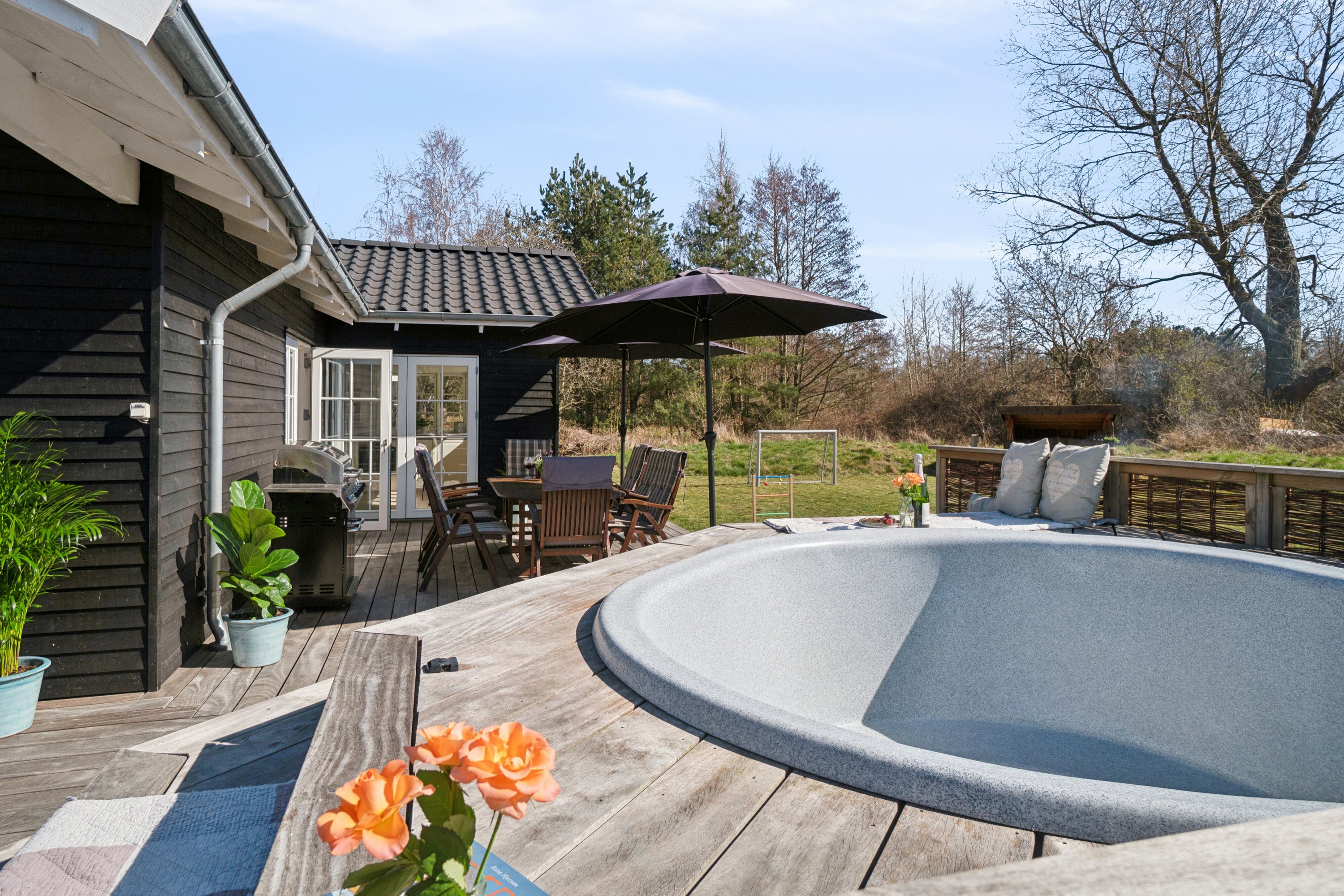 Miniaturebillede 1: udendørs. Billede af Strandløkken 18, Pedersker, 3720 Aakirkeby