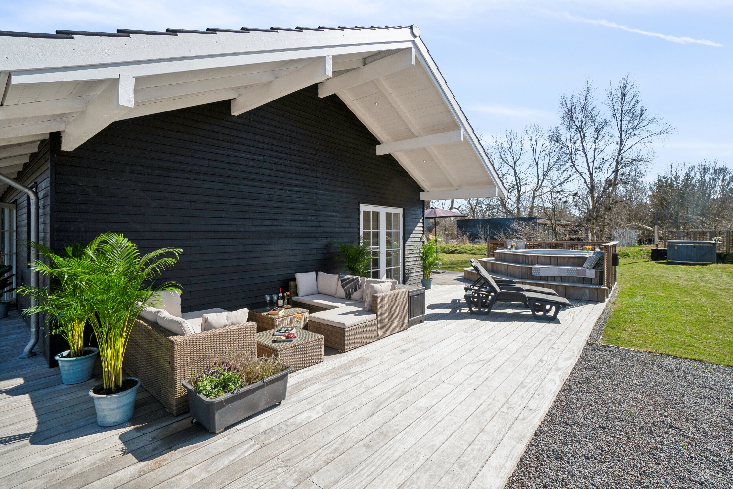 Fremhævet udendørs billede i fuldskærmstilstand. Billede af Strandløkken 18, Pedersker, 3720 Aakirkeby