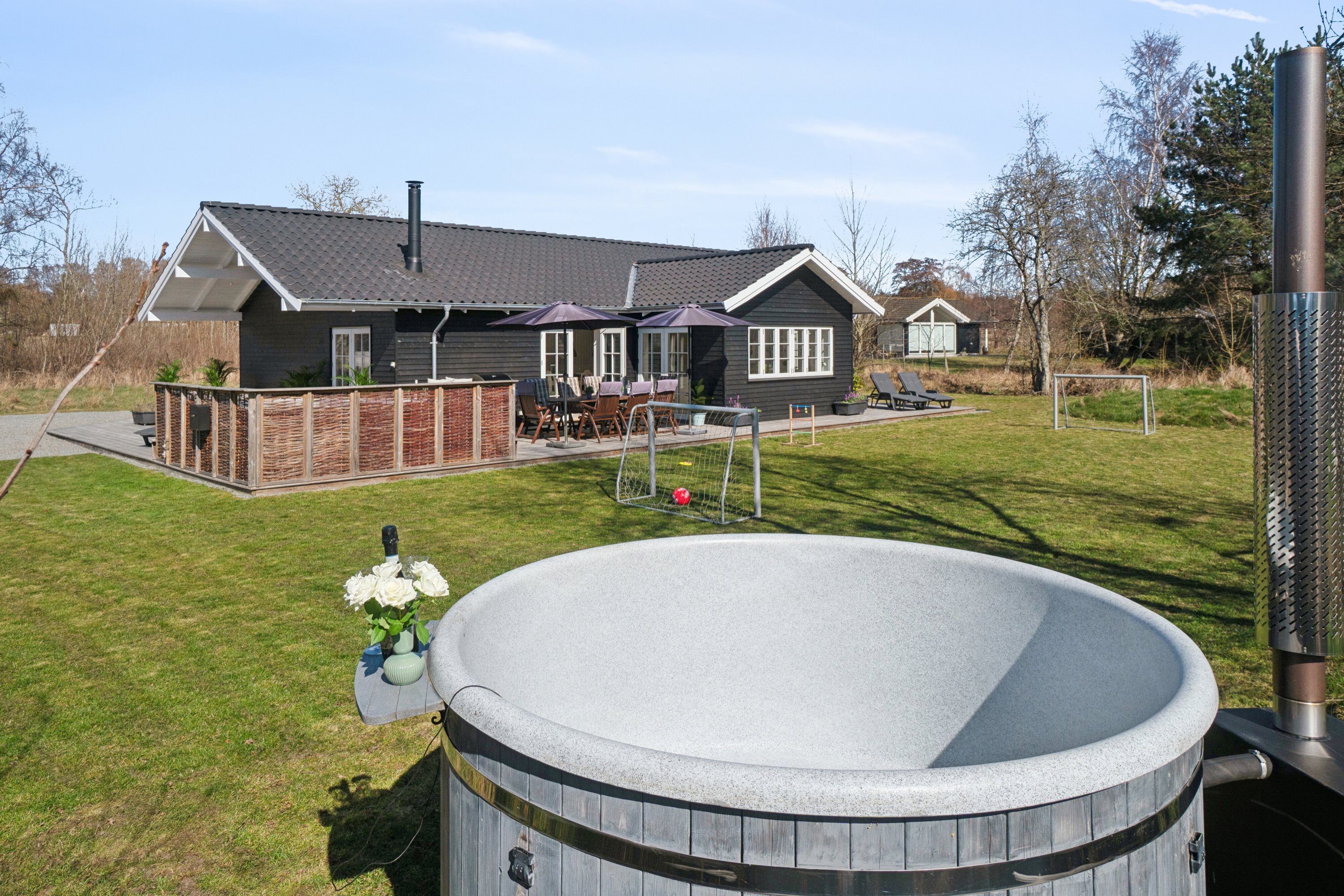 Fremhævet set fra haven billede i fuldskærmstilstand. Billede af Strandløkken 18, Pedersker, 3720 Aakirkeby