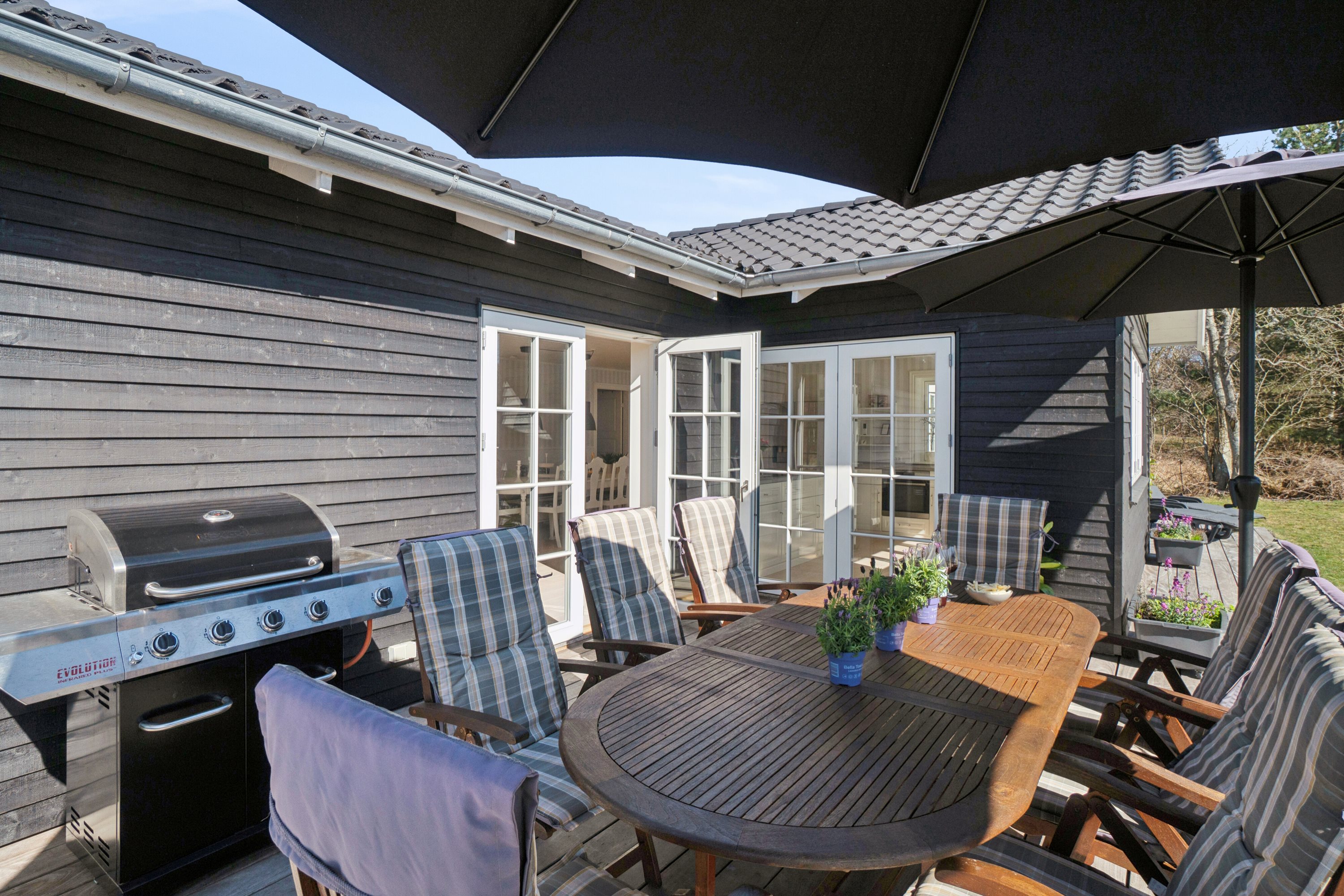 Fremhævet udendørs billede i fuldskærmstilstand. Billede af Strandløkken 18, Pedersker, 3720 Aakirkeby