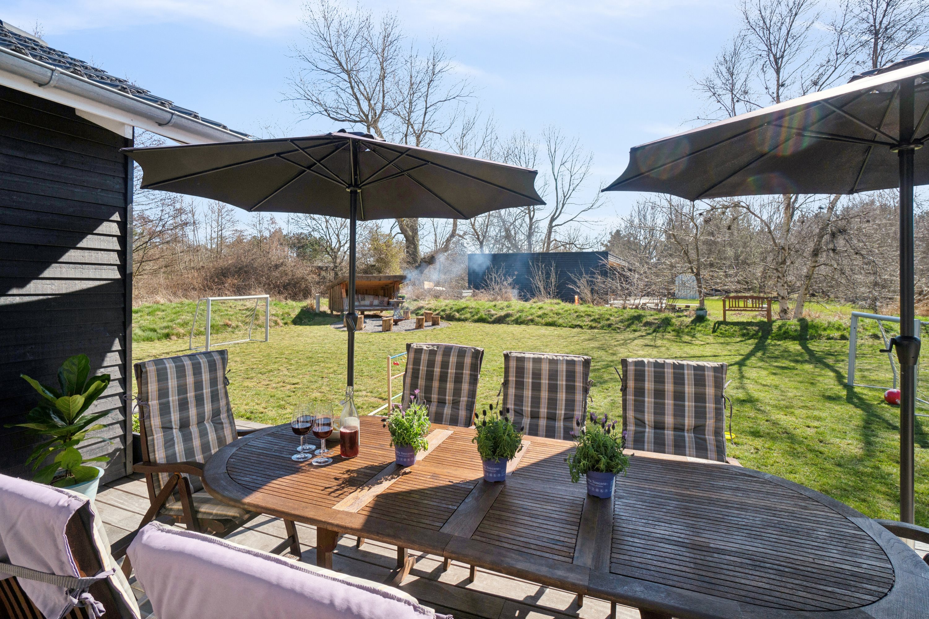 Fremhævet udendørs billede i fuldskærmstilstand. Billede af Strandløkken 18, Pedersker, 3720 Aakirkeby