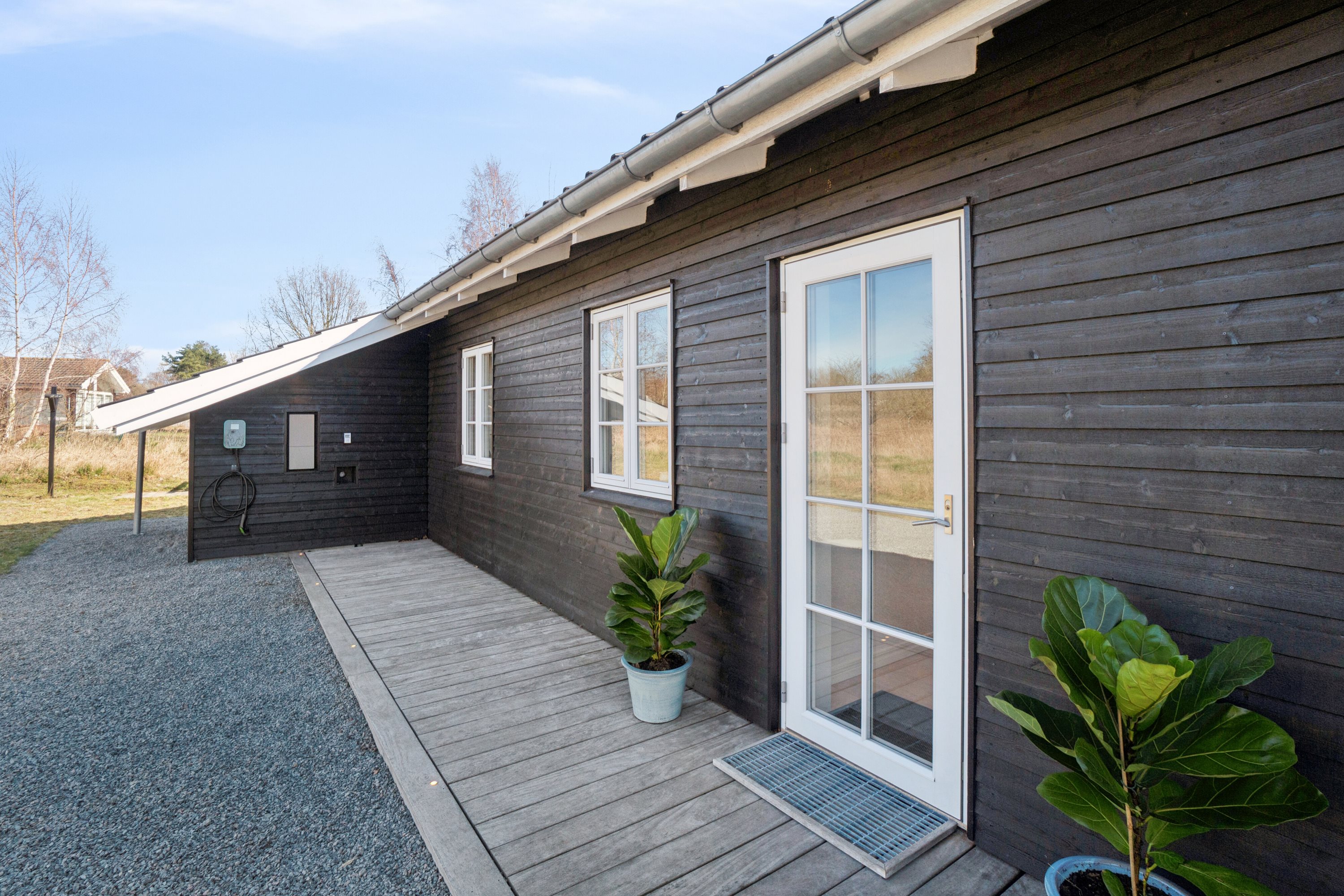 Fremhævet udendørs billede i fuldskærmstilstand. Billede af Strandløkken 18, Pedersker, 3720 Aakirkeby