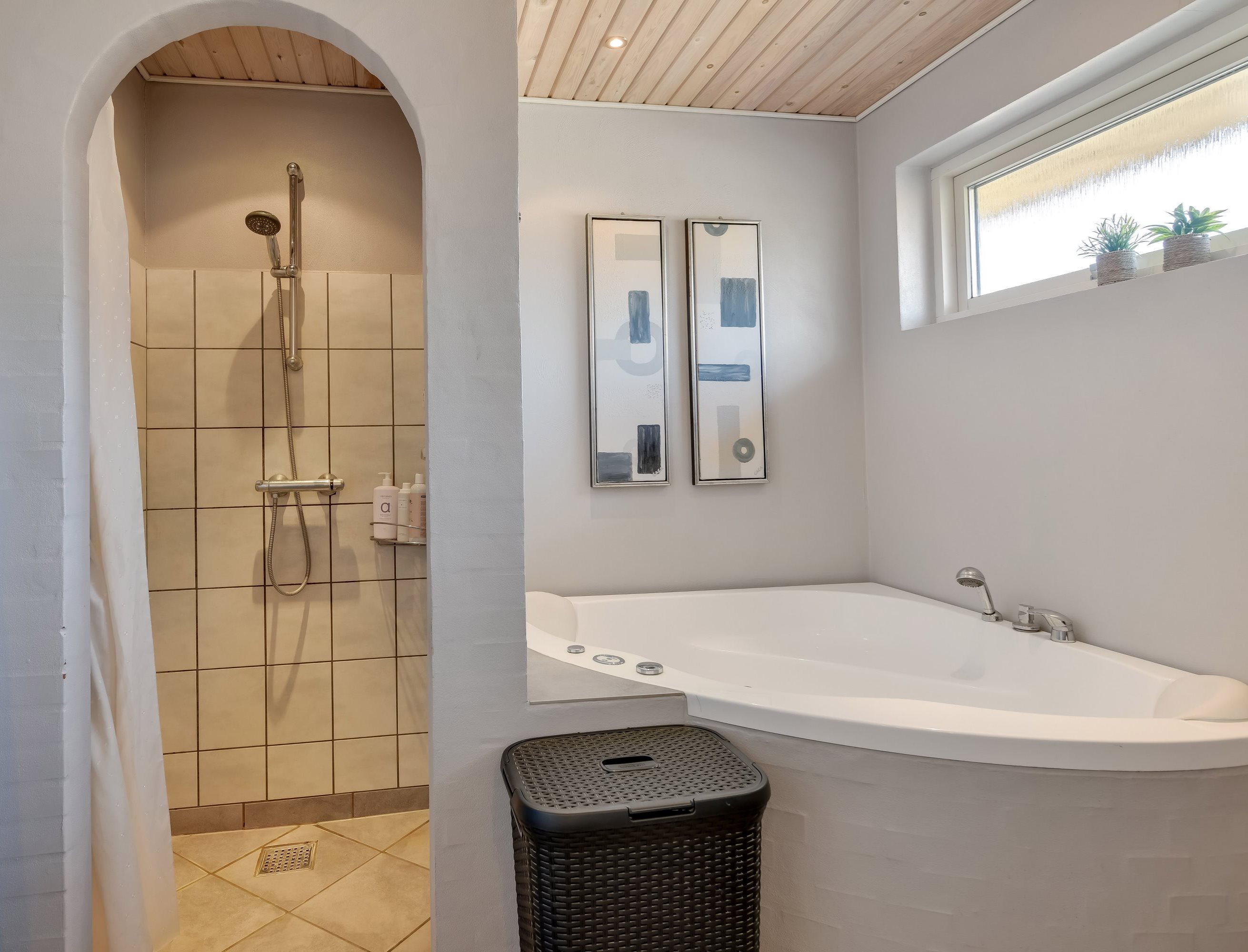 Fremhævet badeværelse billede i fuldskærmstilstand. Billede af Langgade 49, Donslund, 7250 Hejnsvig