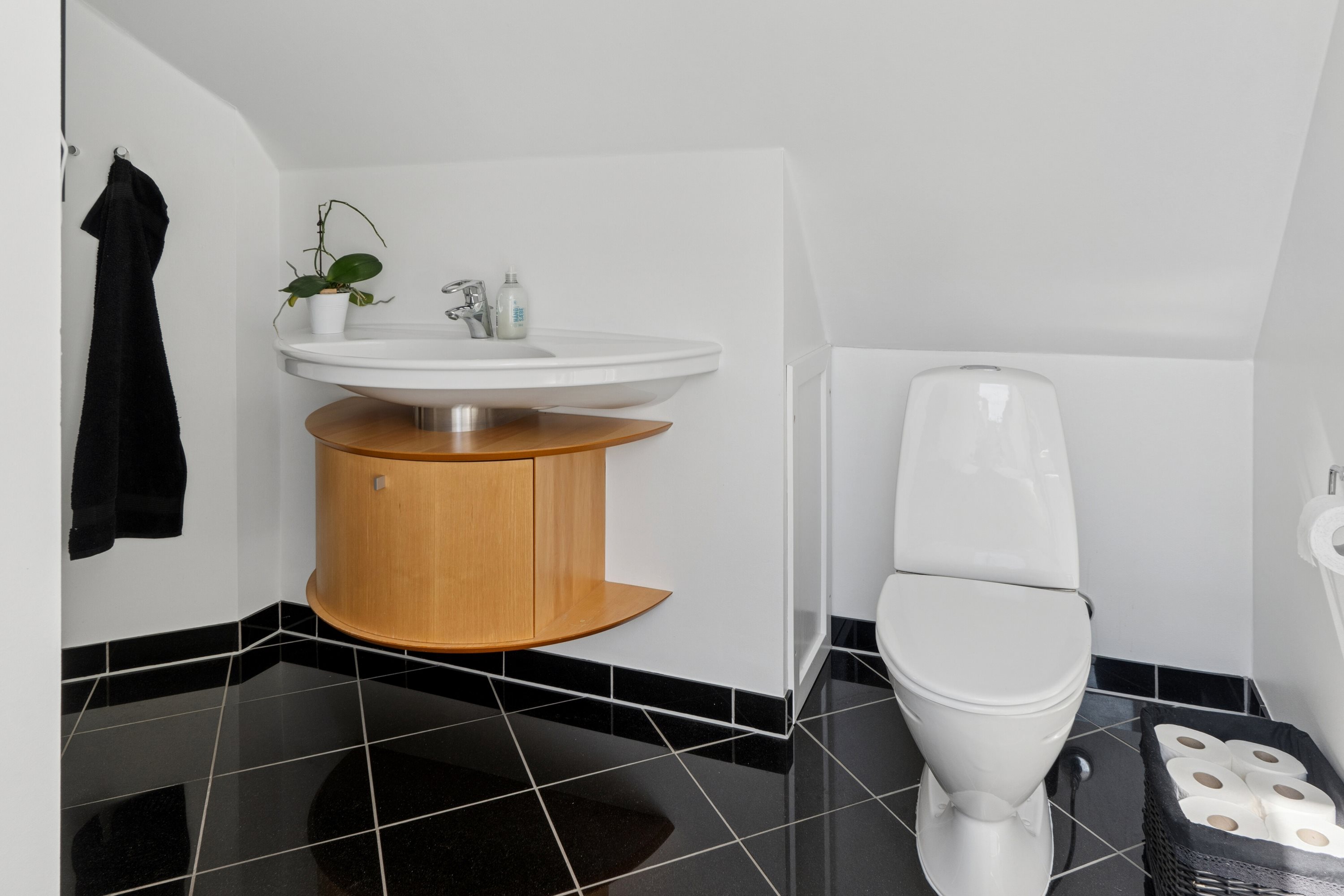 Fremhævet badeværelse billede i fuldskærmstilstand. Billede af Hovvejen 29, 4772 Langebæk