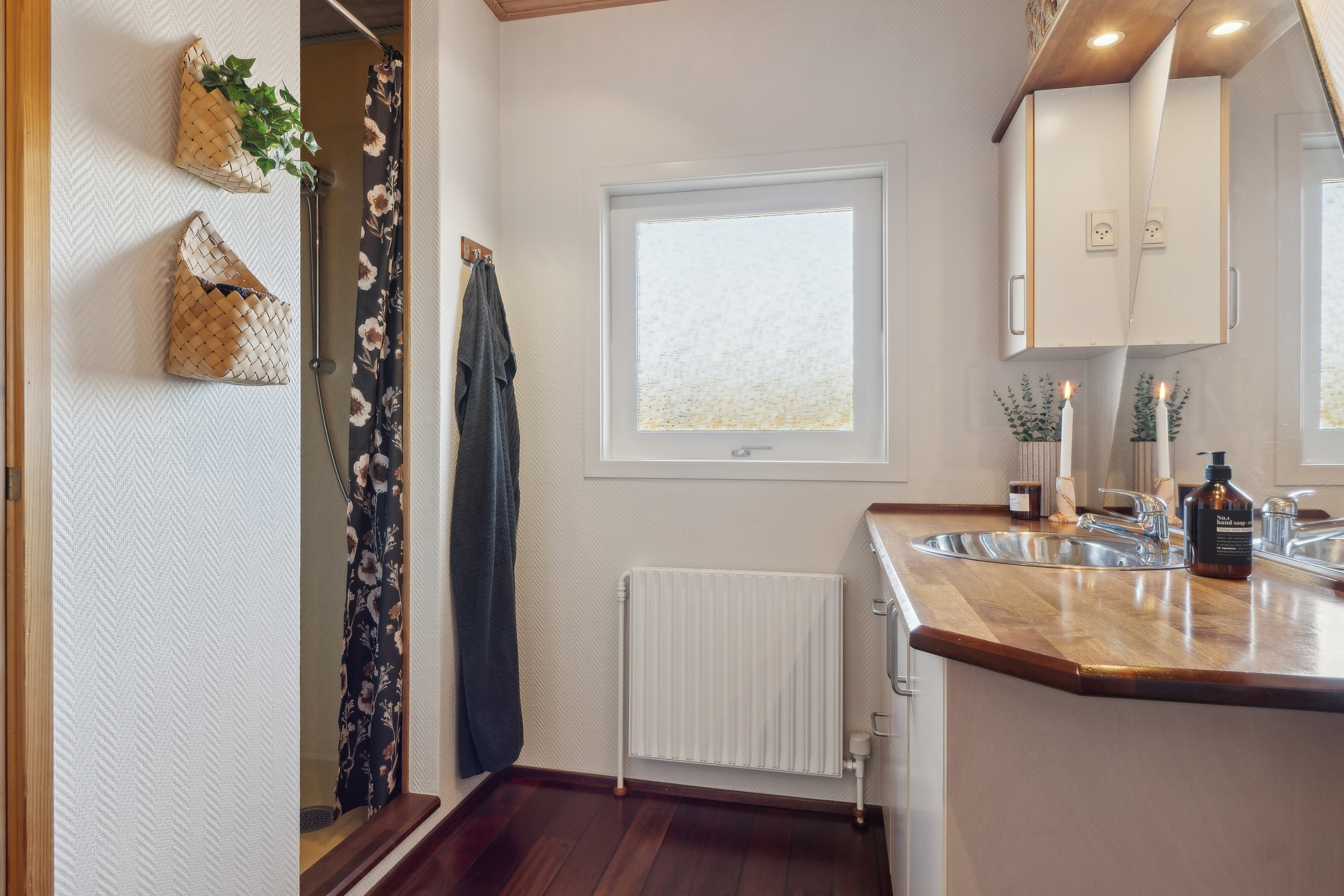 Fremhævet badeværelse billede i fuldskærmstilstand. Billede af Friggsvej 25, 9870 Sindal