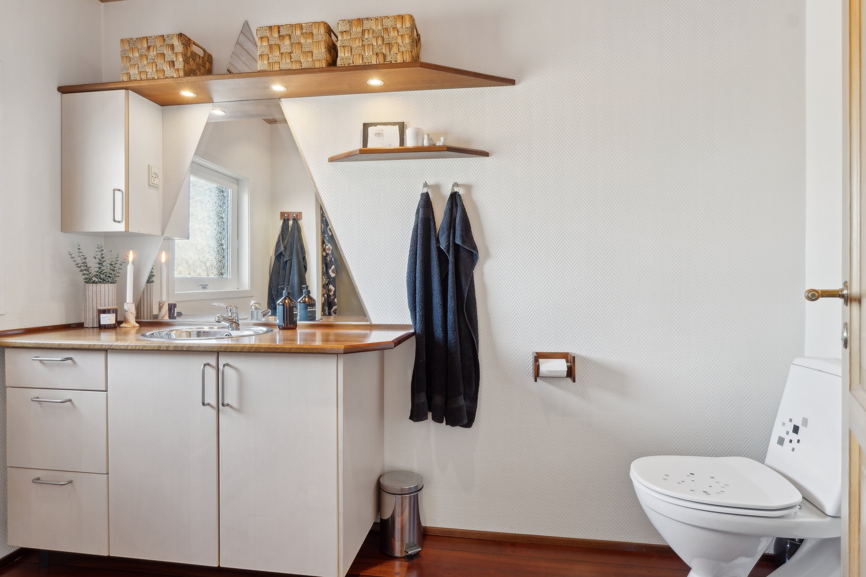 Fremhævet badeværelse billede i fuldskærmstilstand. Billede af Friggsvej 25, 9870 Sindal