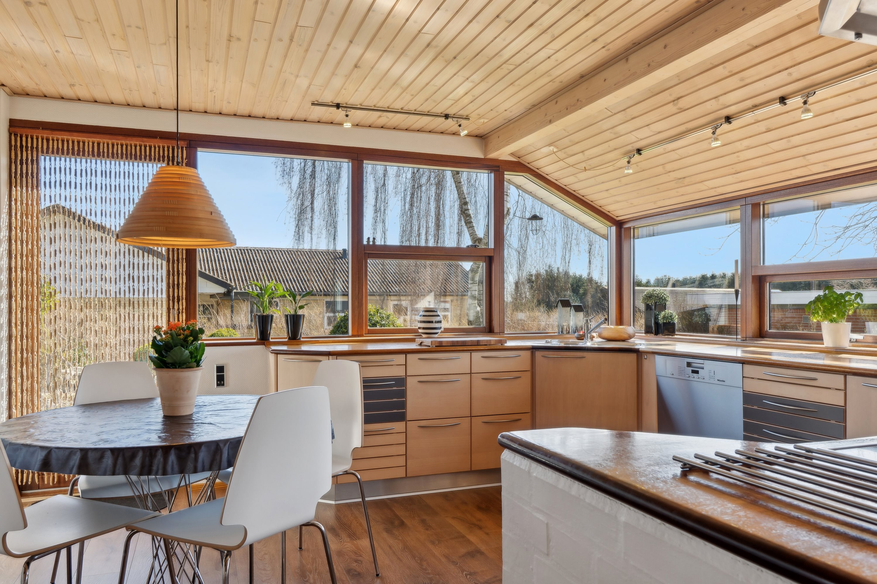 Fremhævet køkken billede i fuldskærmstilstand. Billede af Friggsvej 25, 9870 Sindal