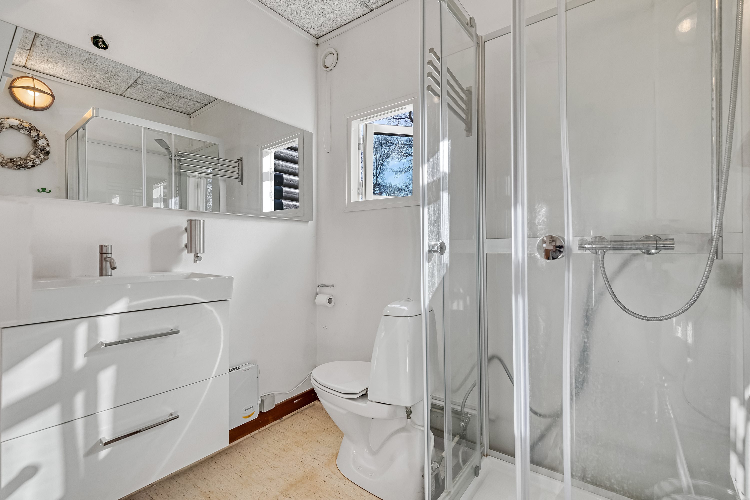 Fremhævet badeværelse billede i fuldskærmstilstand. Billede af Udsholt Strandvej 31, 3250 Gilleleje