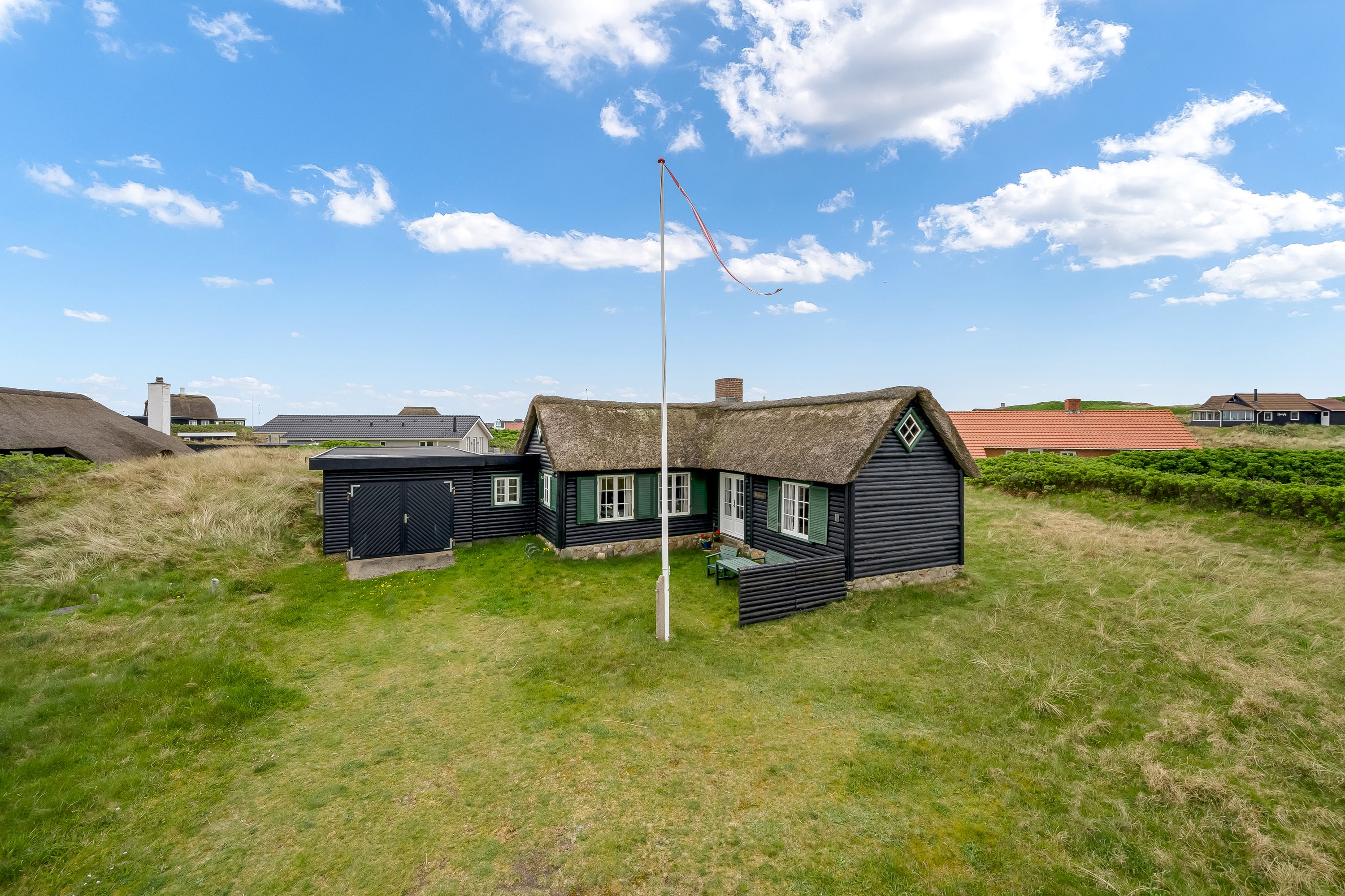 Fremhævet facade billede i fuldskærmstilstand. Billede af Hafavej 9, Søndervig, 6950 Ringkøbing