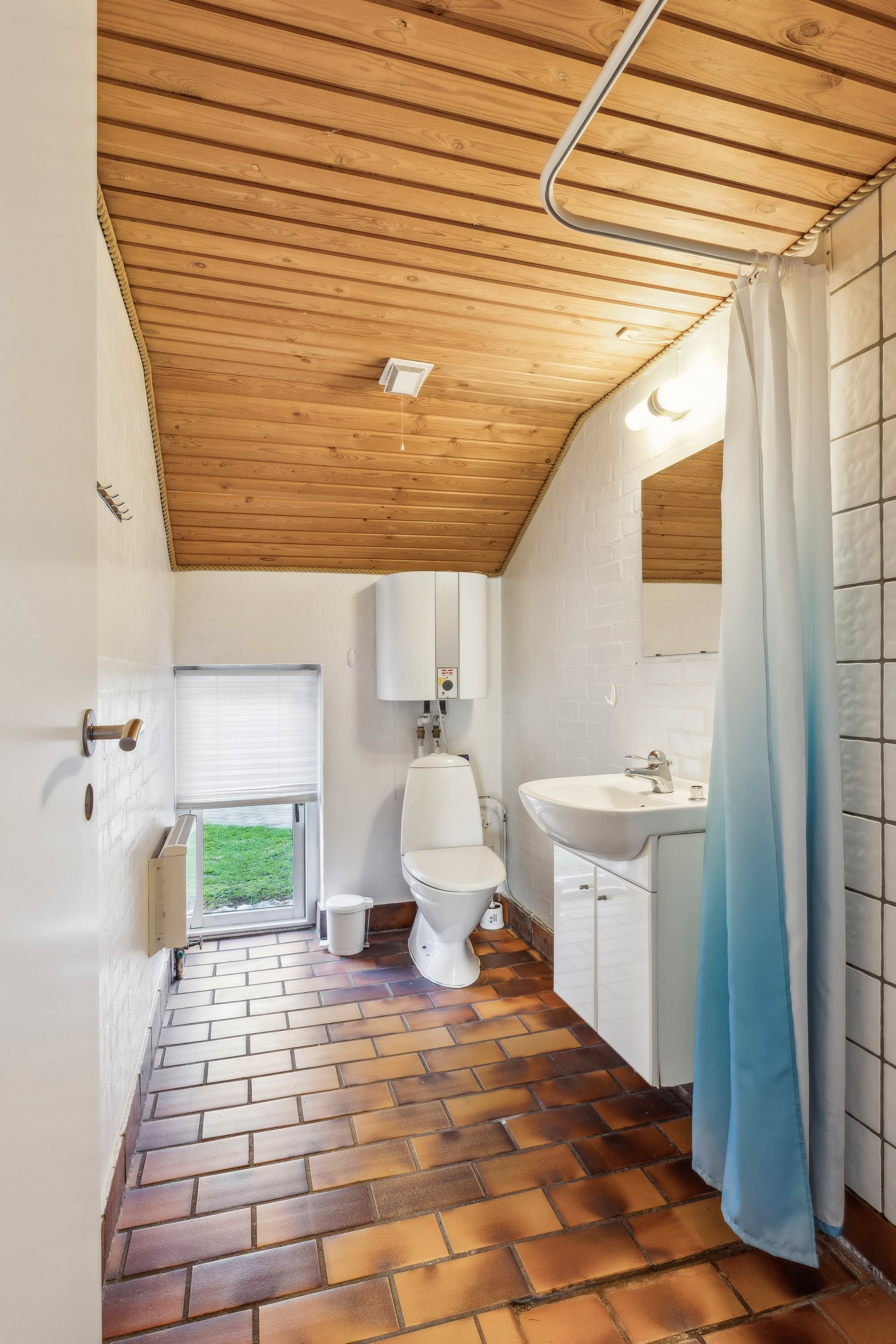 Fremhævet badeværelse billede i fuldskærmstilstand. Billede af Triersvej 46, Fjellerup Strand, 8585 Glesborg