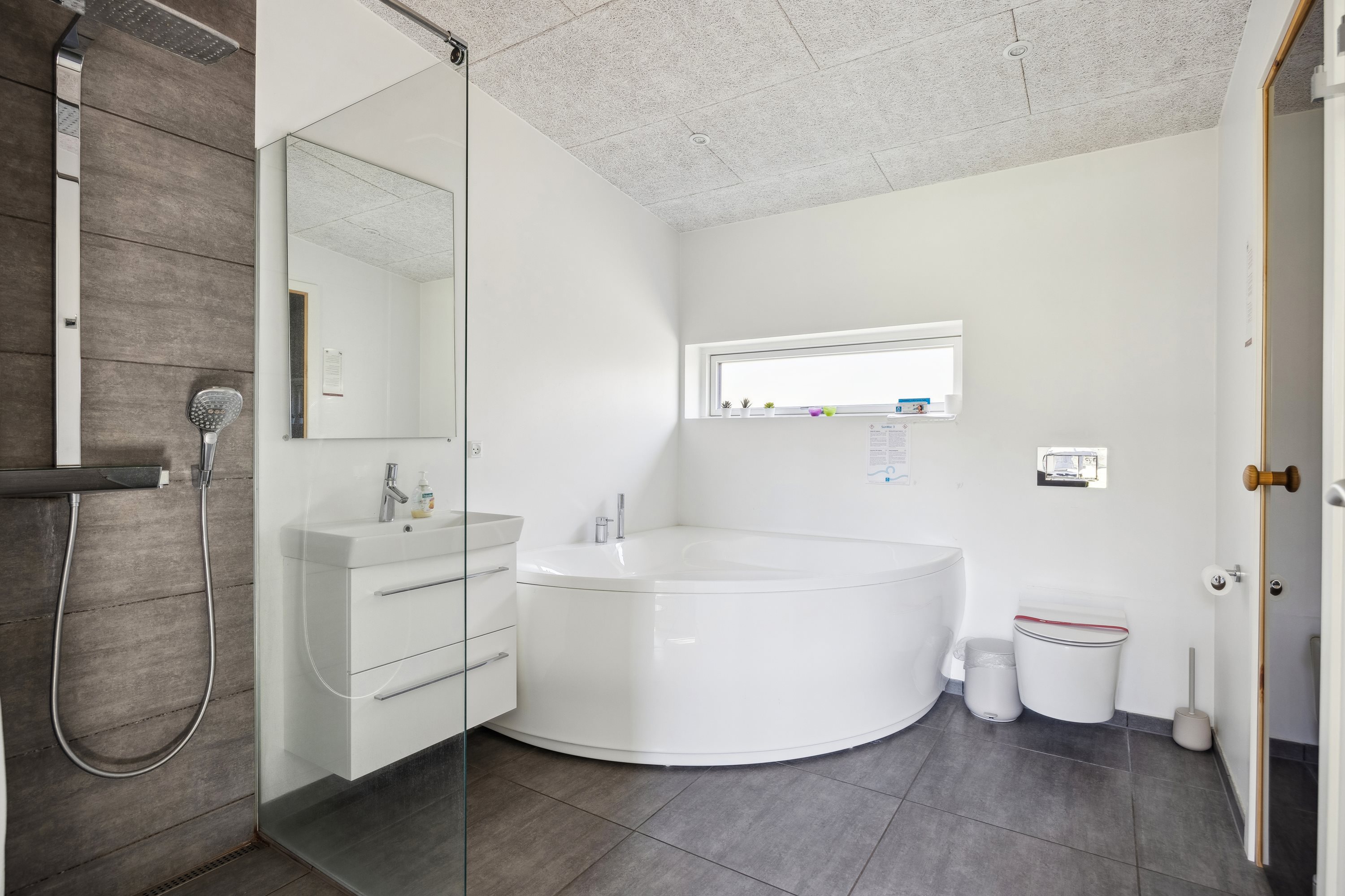 Fremhævet badeværelse billede i fuldskærmstilstand. Billede af Bækholmen 5A, Dråby, 8400 Ebeltoft