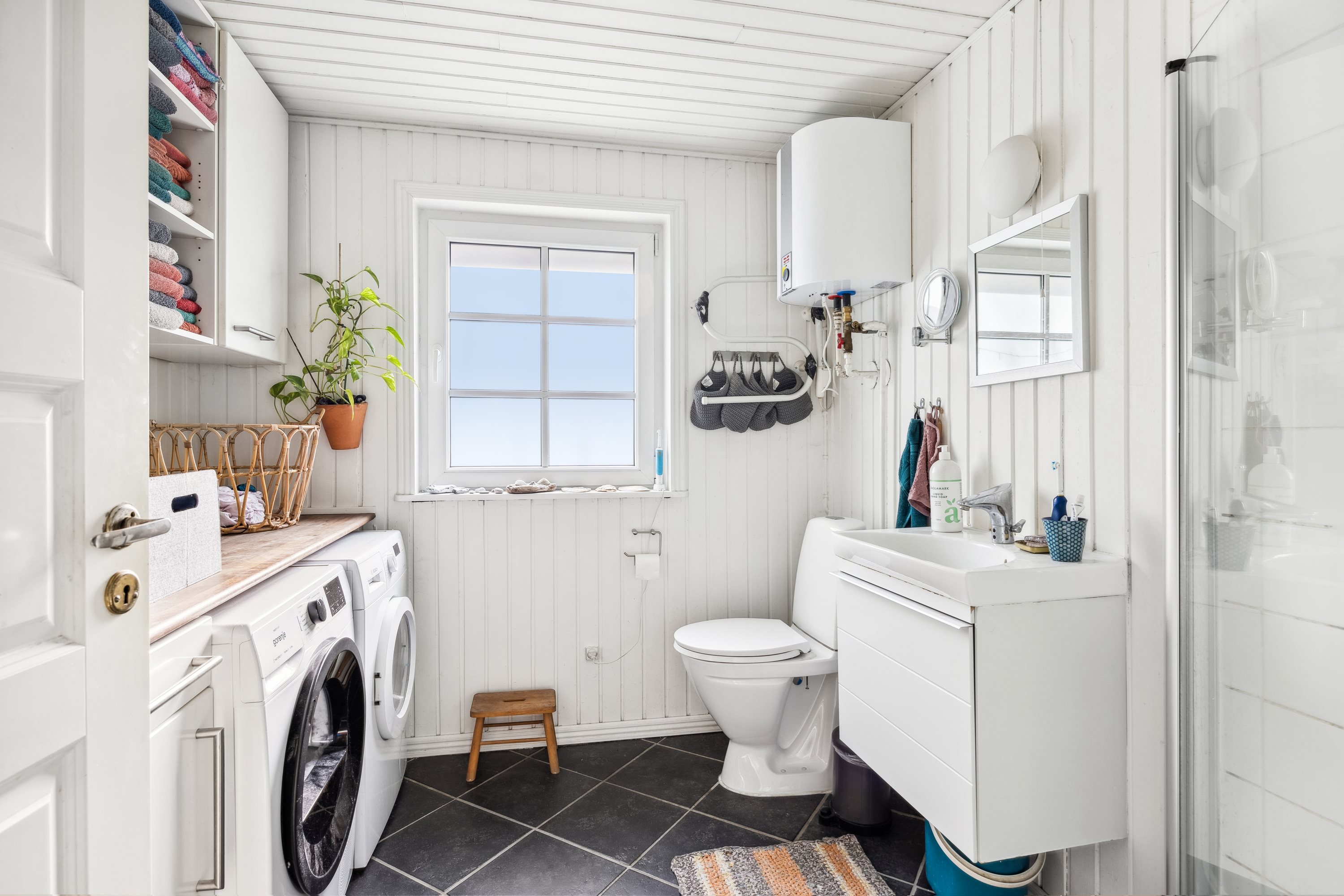 Fremhævet badeværelse billede i fuldskærmstilstand. Billede af Gærdesmuttevej 7, Skelhøje Plantage , 8400 Ebeltoft