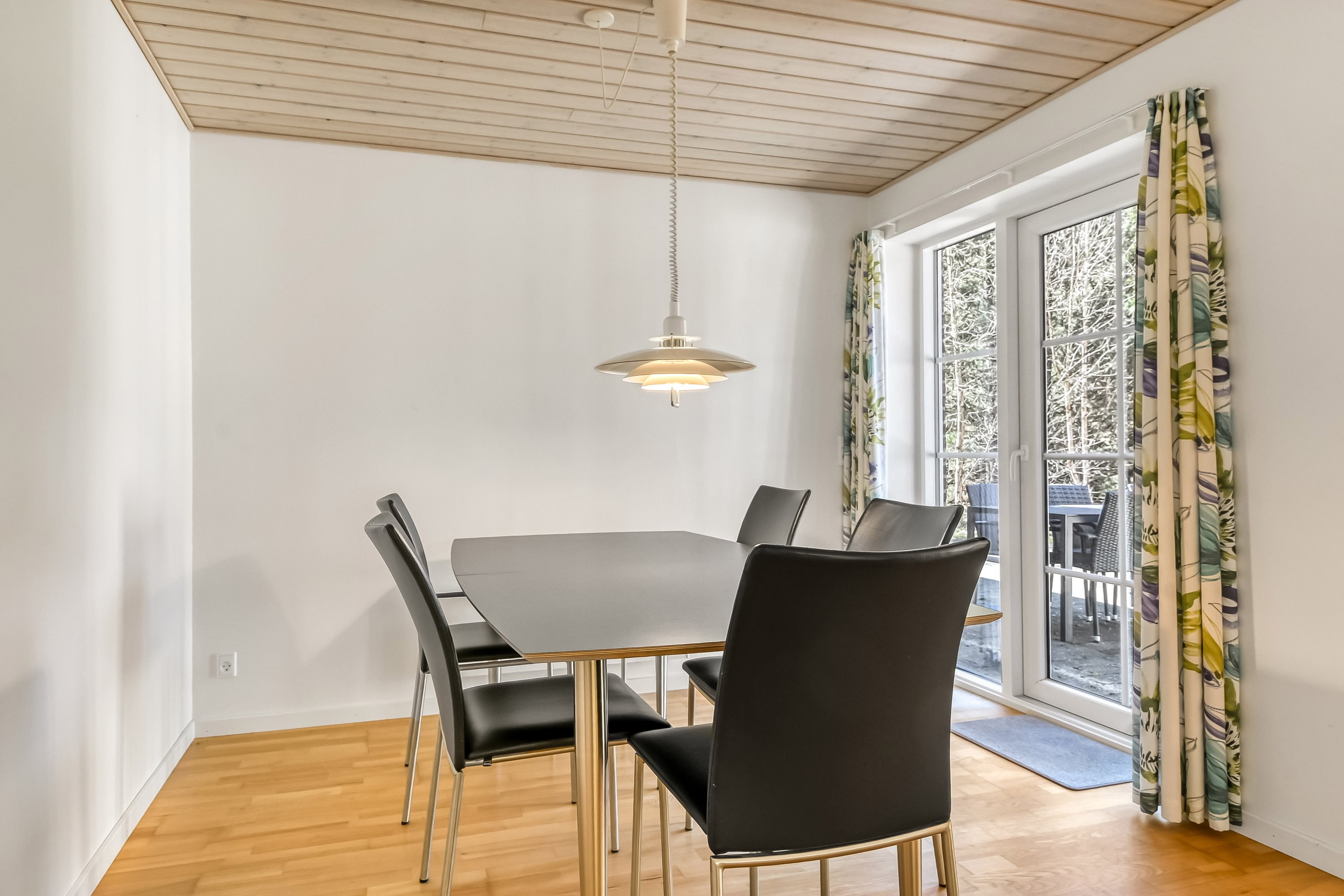 Fremhævet stue billede i fuldskærmstilstand. Billede af Bækbyvej 63, Husby, 6990 Ulfborg