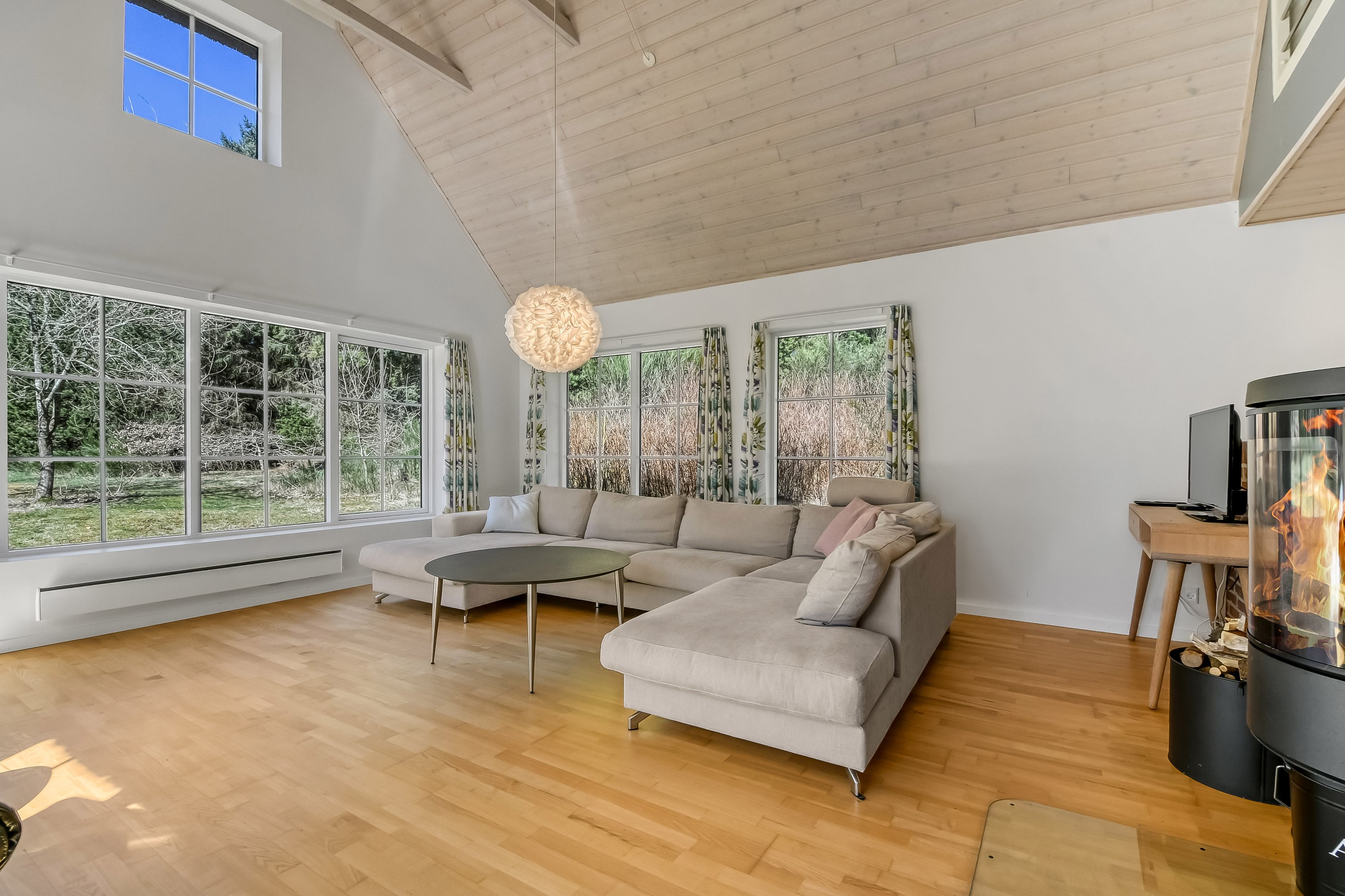 Fremhævet stue billede i fuldskærmstilstand. Billede af Bækbyvej 63, Husby, 6990 Ulfborg