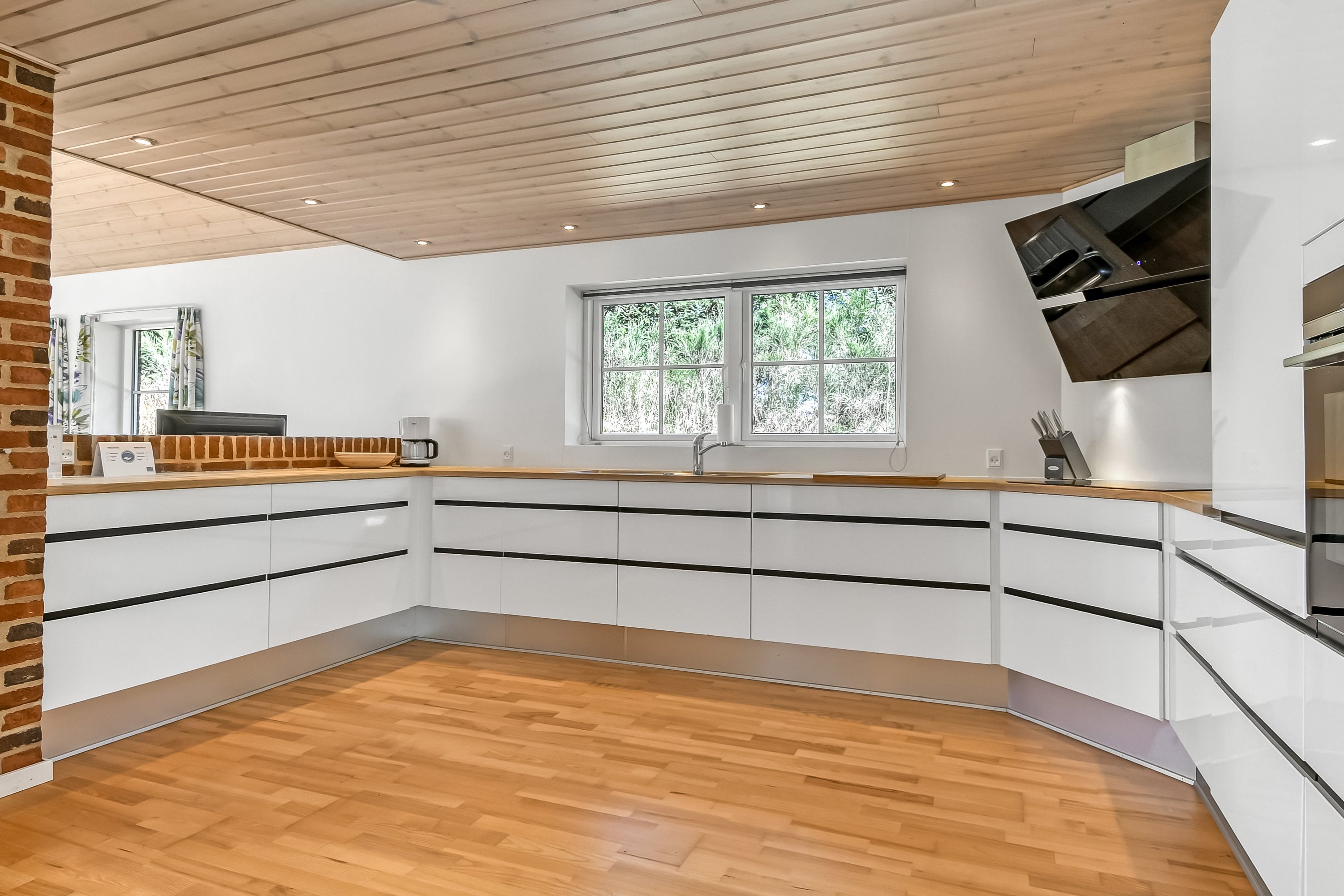 Fremhævet køkken billede i fuldskærmstilstand. Billede af Bækbyvej 63, Husby, 6990 Ulfborg