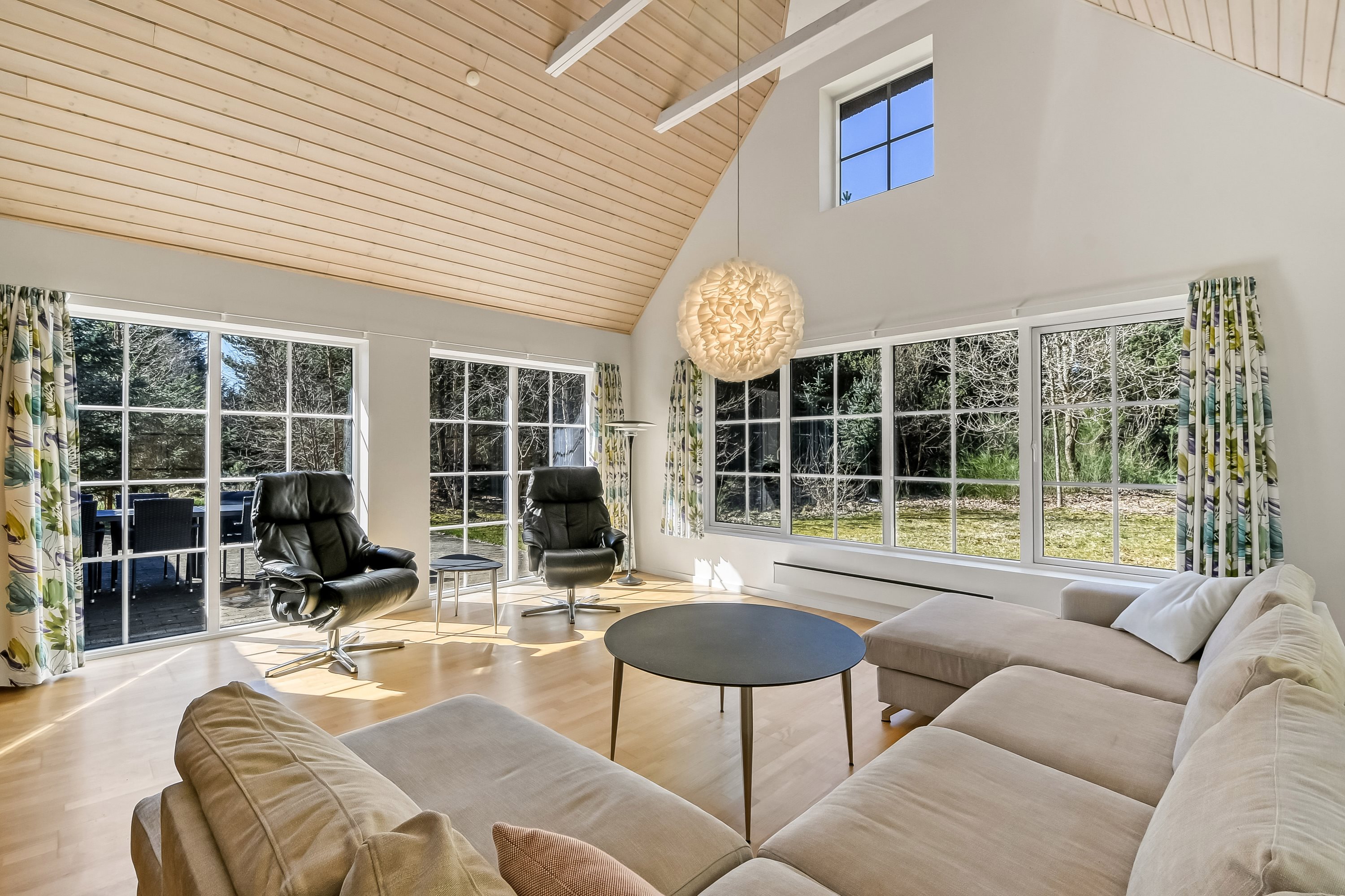 Fremhævet stue billede i fuldskærmstilstand. Billede af Bækbyvej 63, Husby, 6990 Ulfborg