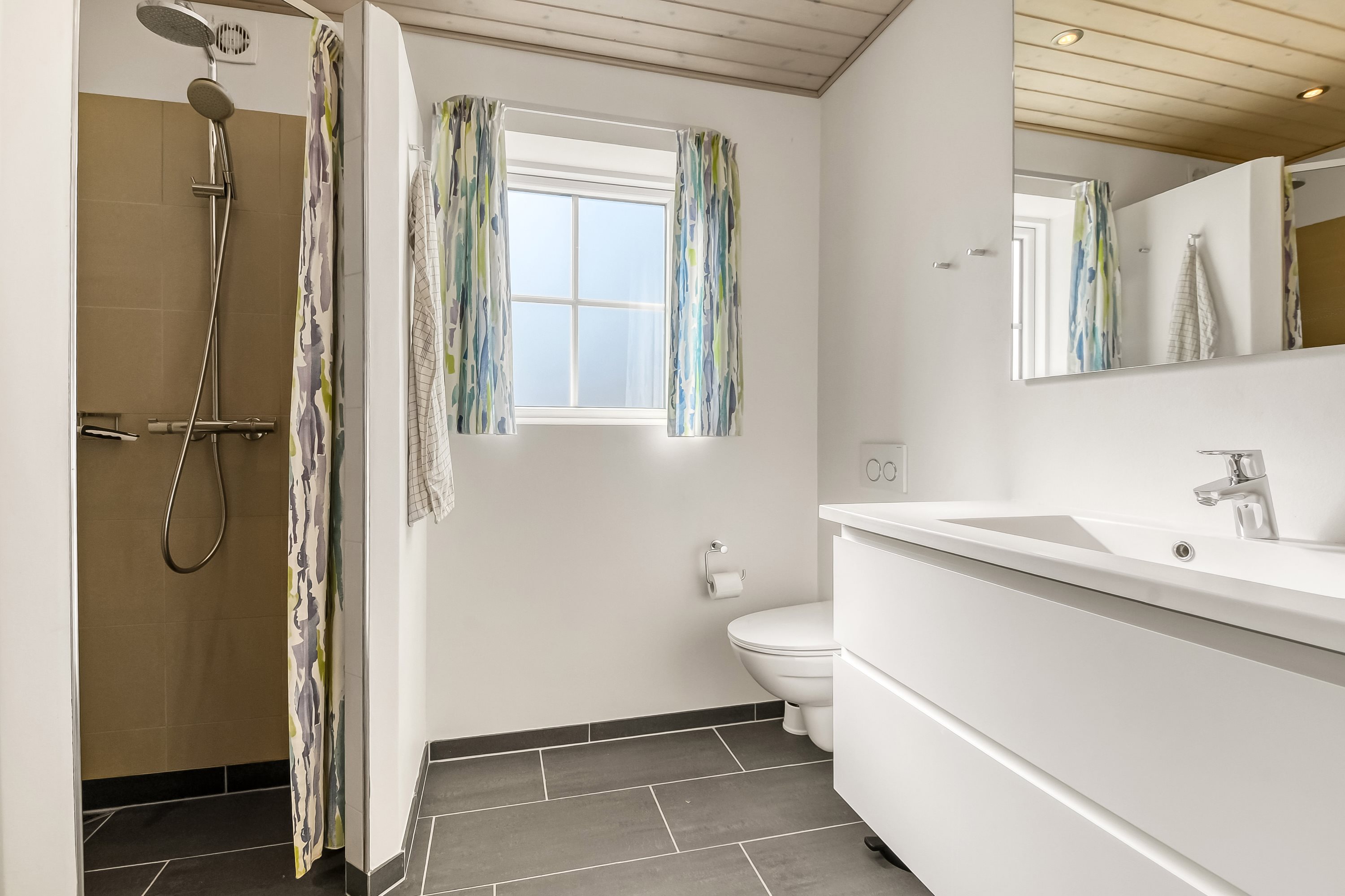 Fremhævet badeværelse billede i fuldskærmstilstand. Billede af Bækbyvej 63, Husby, 6990 Ulfborg