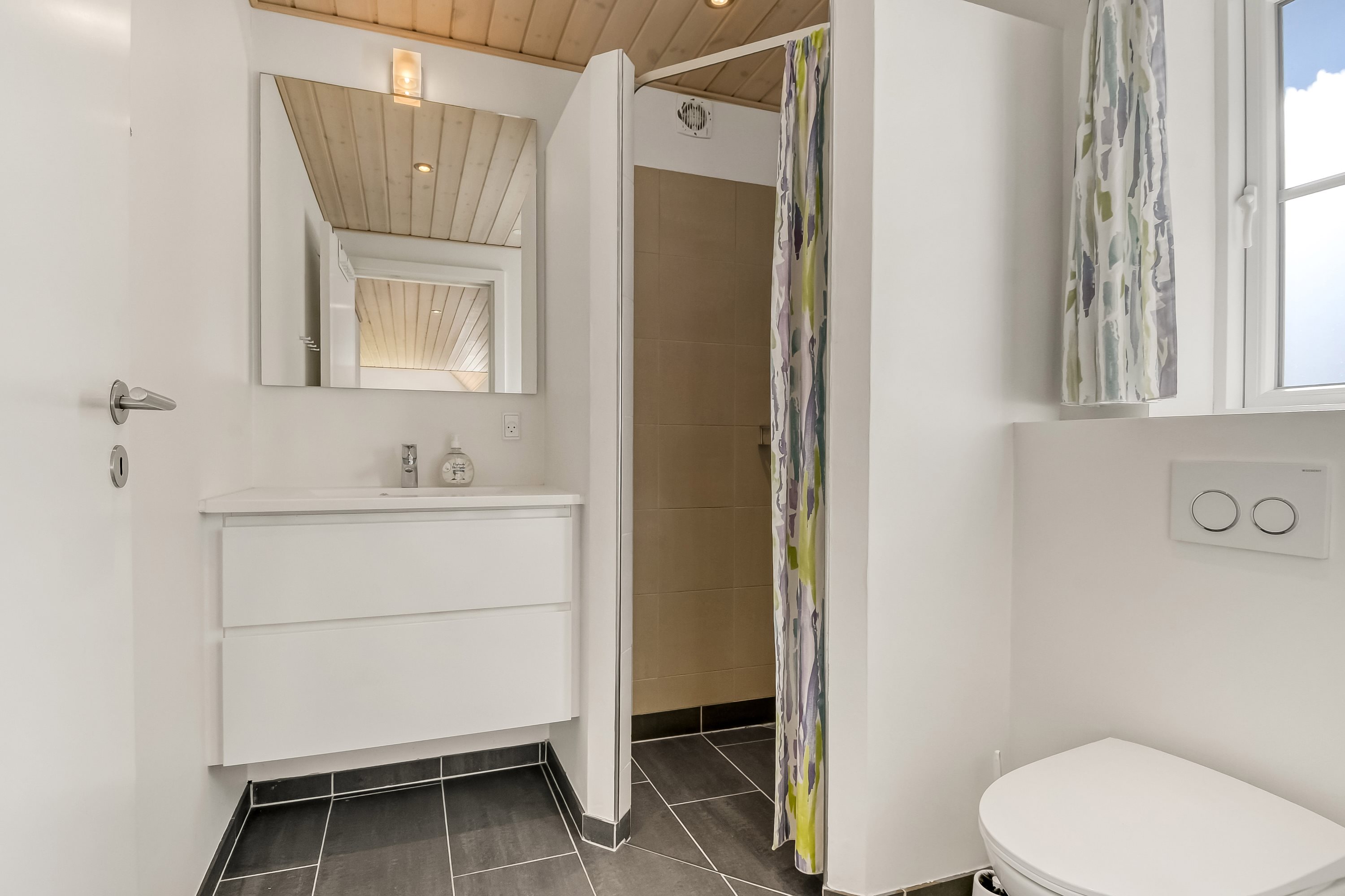 Fremhævet badeværelse billede i fuldskærmstilstand. Billede af Bækbyvej 63, Husby, 6990 Ulfborg