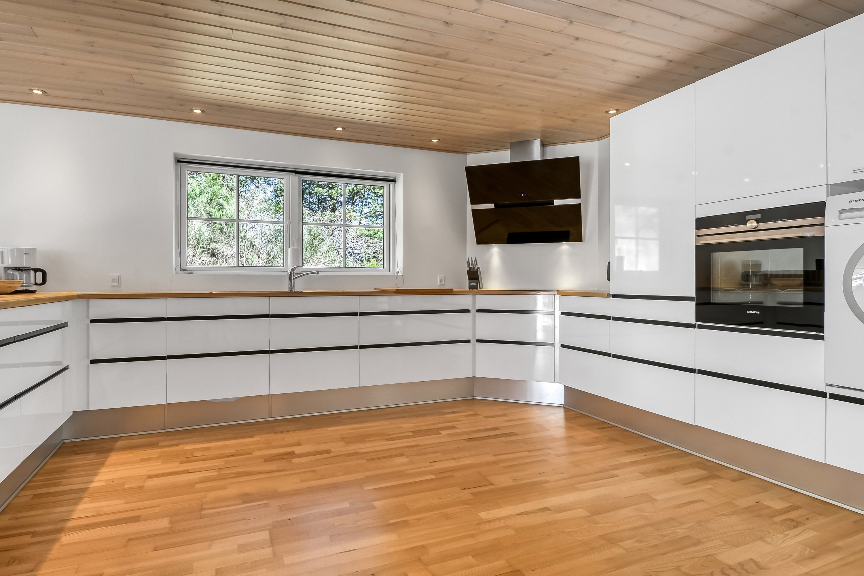 Fremhævet køkken billede i fuldskærmstilstand. Billede af Bækbyvej 63, Husby, 6990 Ulfborg