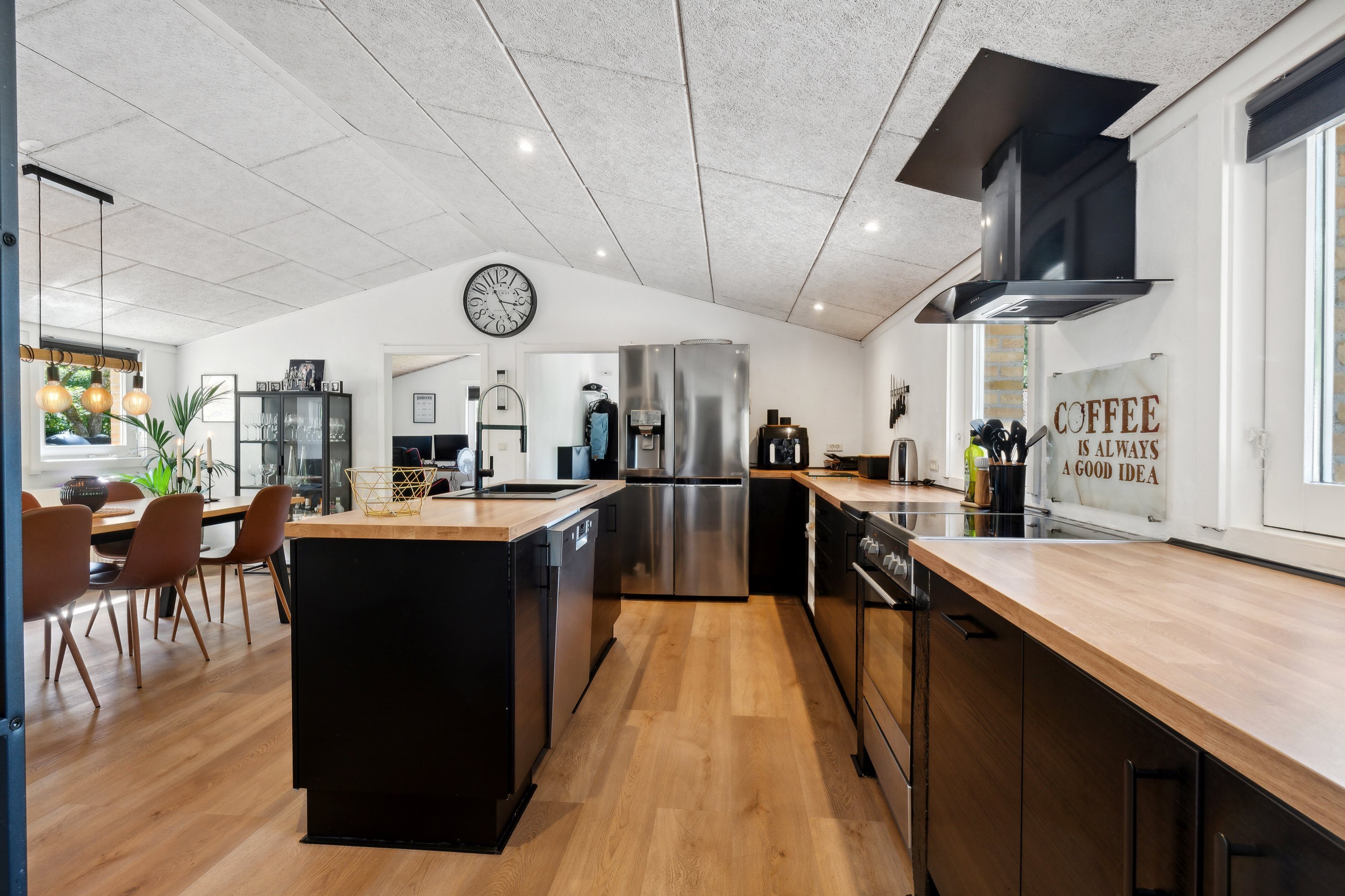 Fremhævet køkken-alrum billede i fuldskærmstilstand. Billede af Døstrupvej 114B, Døstrup, 9500 Hobro