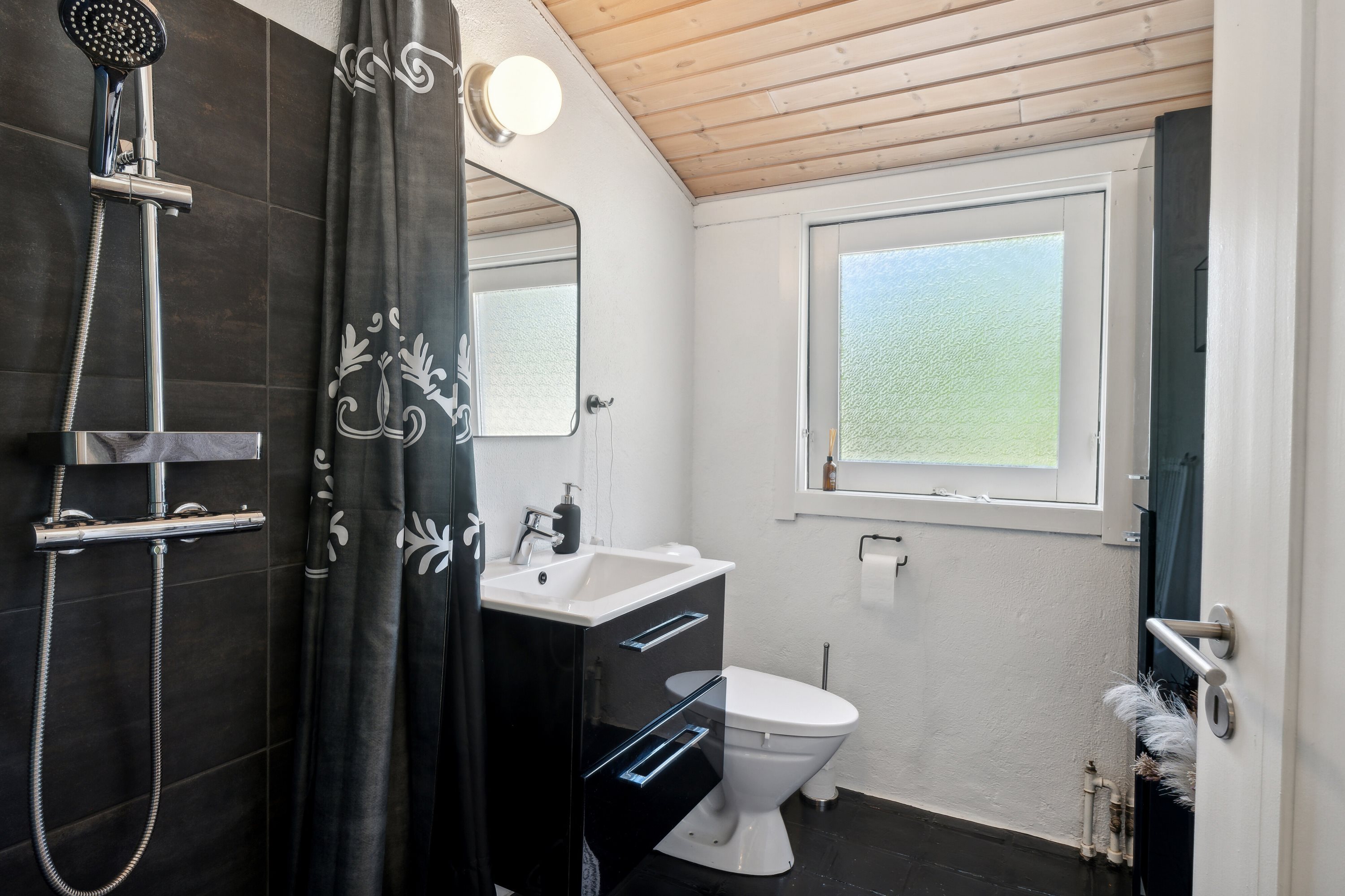 Fremhævet badeværelse billede i fuldskærmstilstand. Billede af Døstrupvej 114B, Døstrup, 9500 Hobro