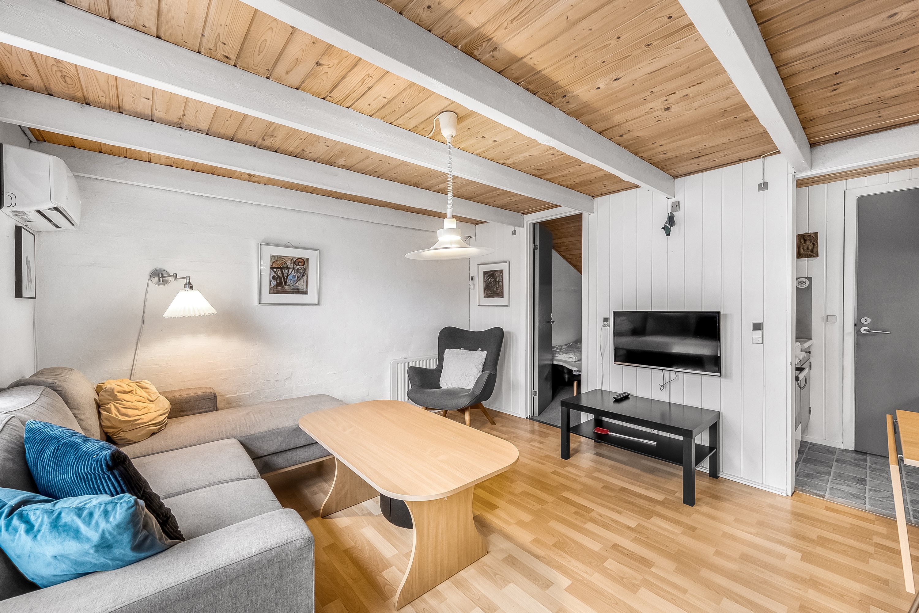 Fremhævet stue billede i fuldskærmstilstand. Billede af Vester Fælled 144, Bork Havn, 6893 Hemmet