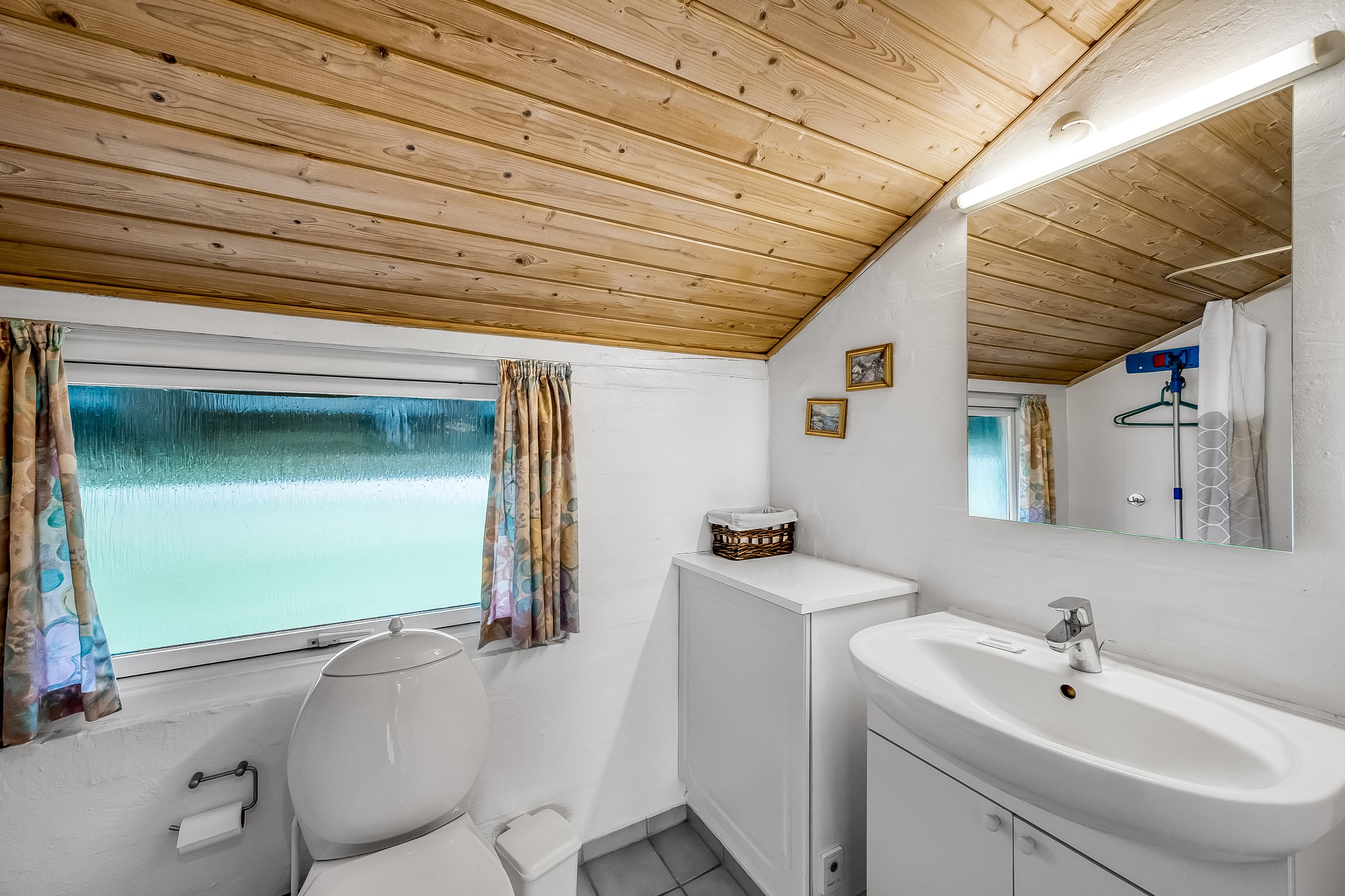 Fremhævet badeværelse billede i fuldskærmstilstand. Billede af Vester Fælled 144, Bork Havn, 6893 Hemmet