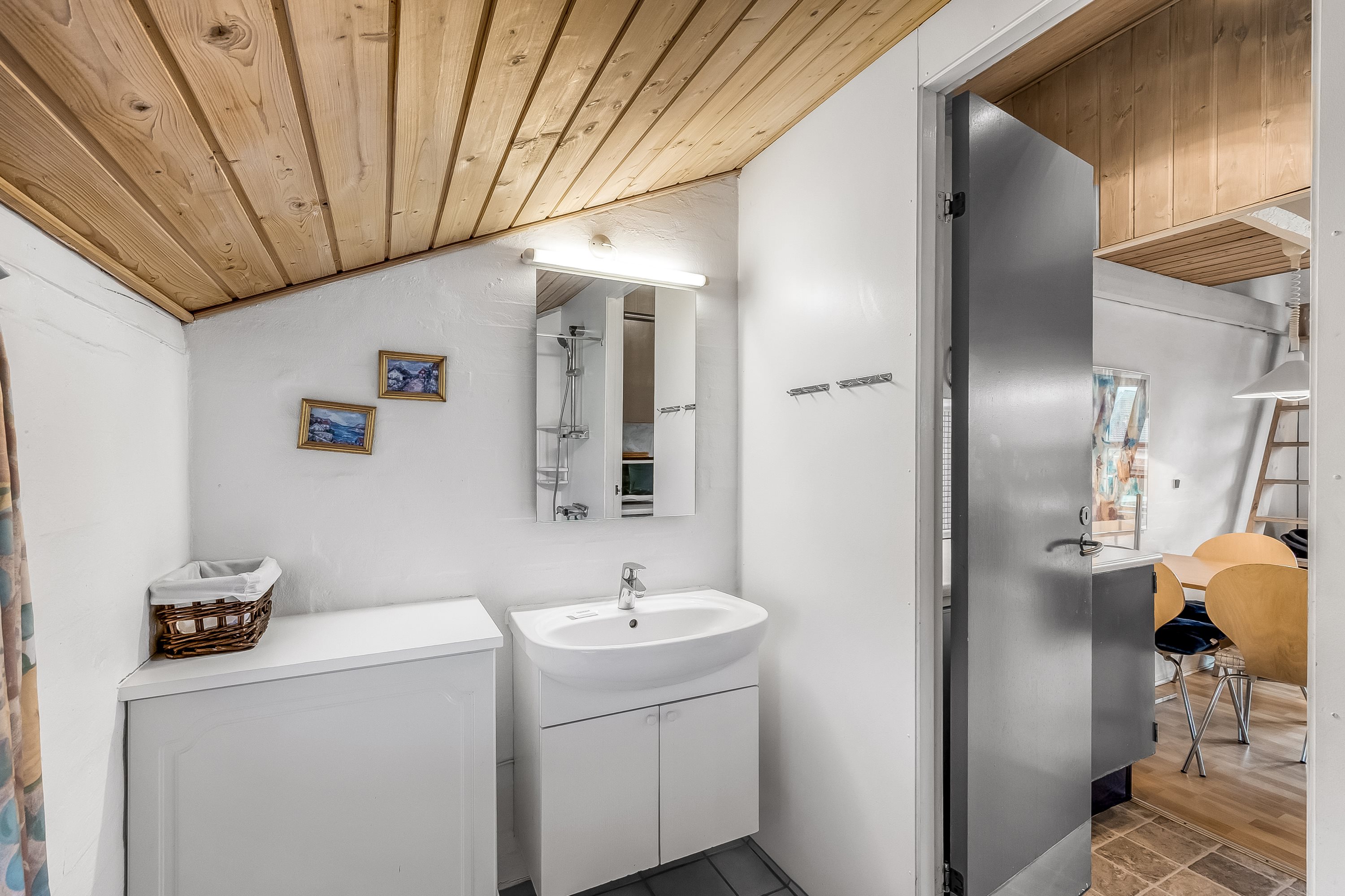 Fremhævet badeværelse billede i fuldskærmstilstand. Billede af Vester Fælled 144, Bork Havn, 6893 Hemmet