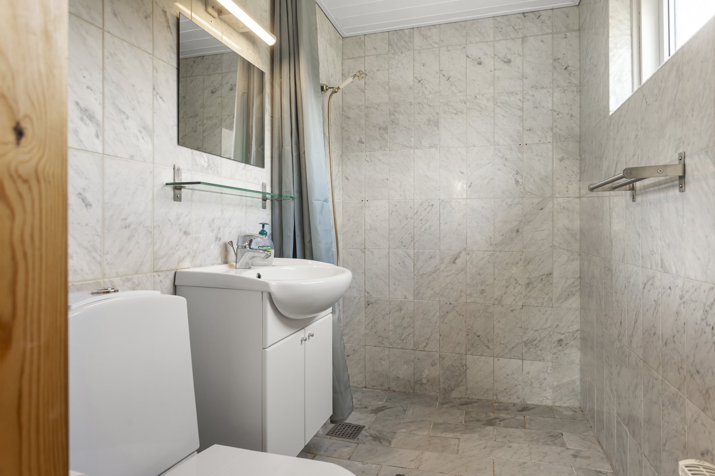 Fremhævet badeværelse billede i fuldskærmstilstand. Billede af Rødtungevej 30, Voerså, 9300 Sæby