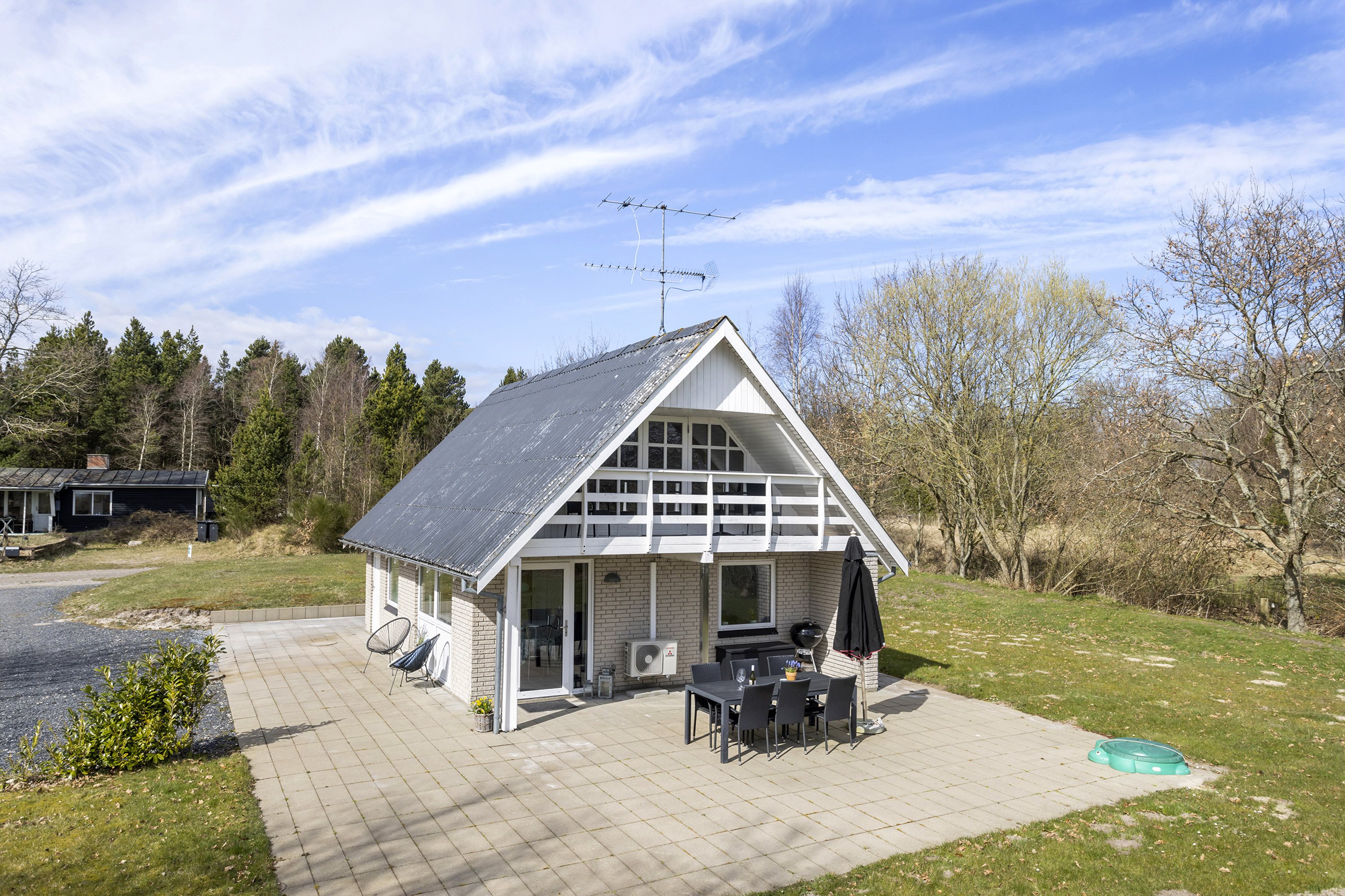 Fremhævet facade billede i fuldskærmstilstand. Billede af Rødtungevej 30, Voerså, 9300 Sæby