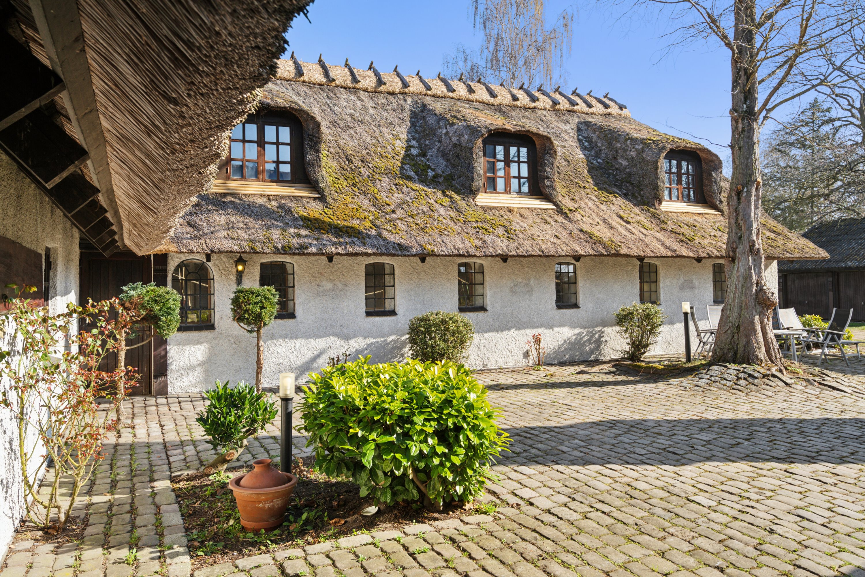 Fremhævet set fra vejen billede i fuldskærmstilstand. Billede af Strandbakken 52, Klinteby, 4736 Karrebæksminde