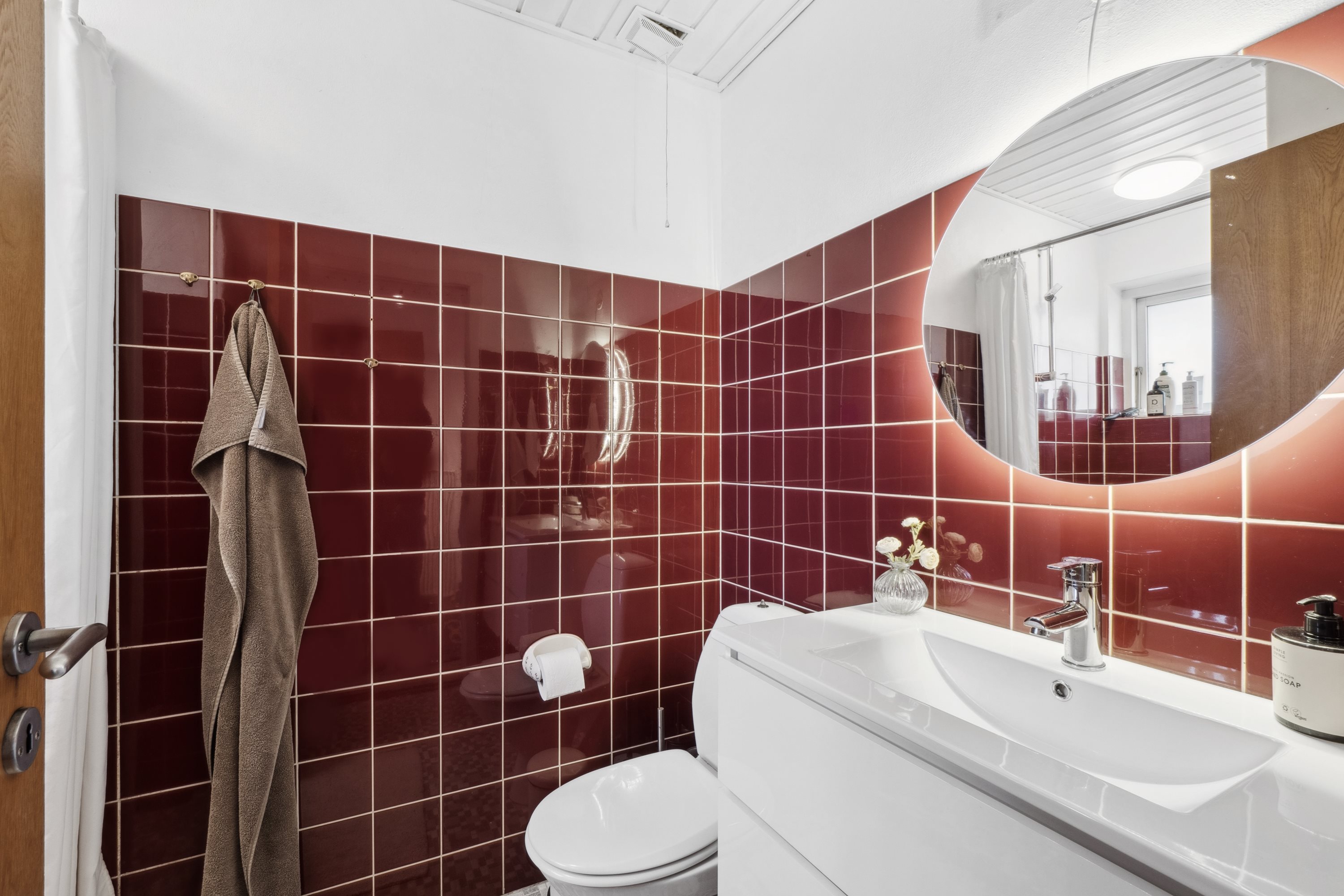 Fremhævet badeværelse billede i fuldskærmstilstand. Billede af Ekkodalen 6, 8831 Løgstrup