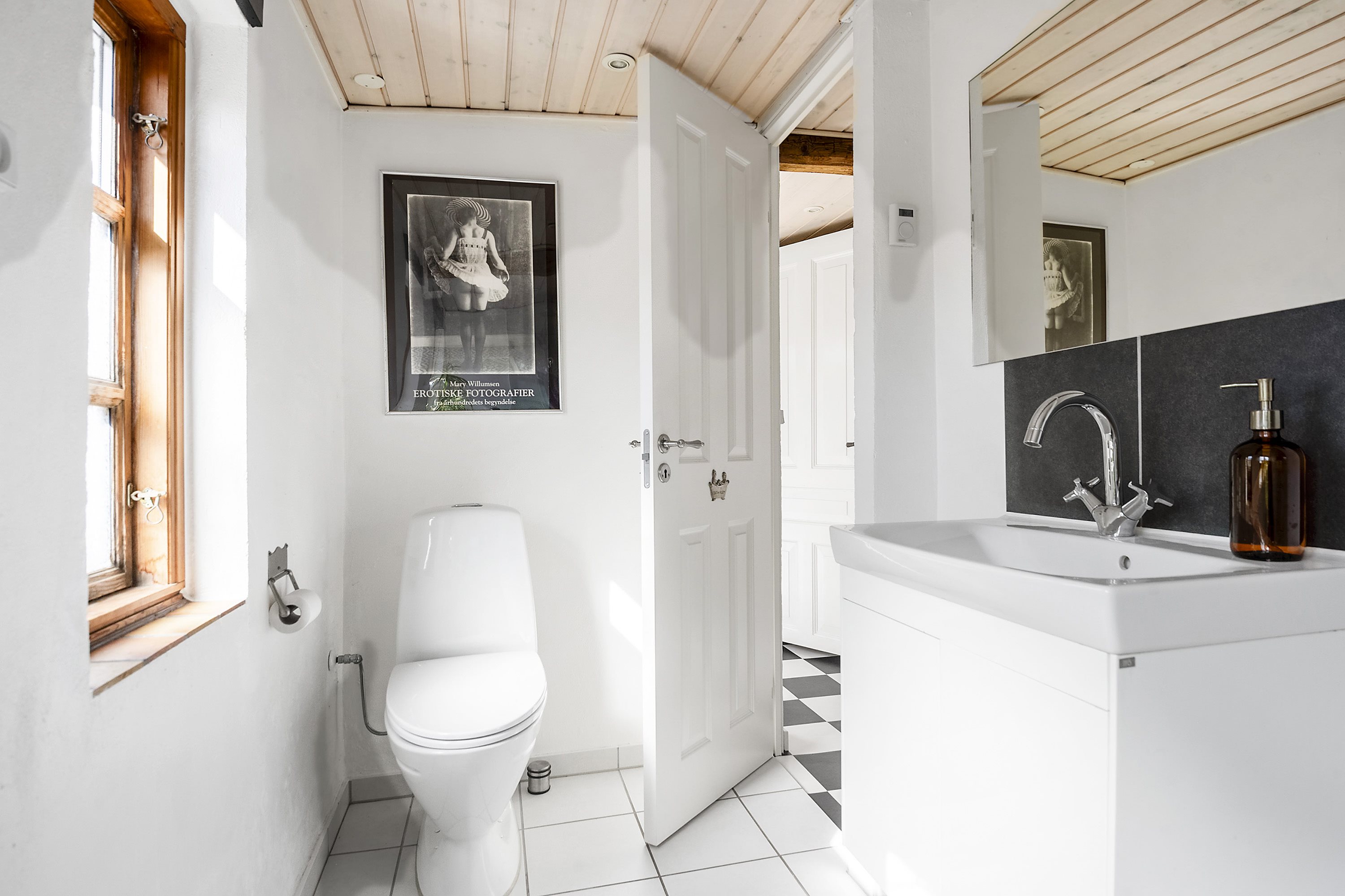 Fremhævet badeværelse billede i fuldskærmstilstand. Billede af Gl.Bygade 7, Saksild, 8300 Odder