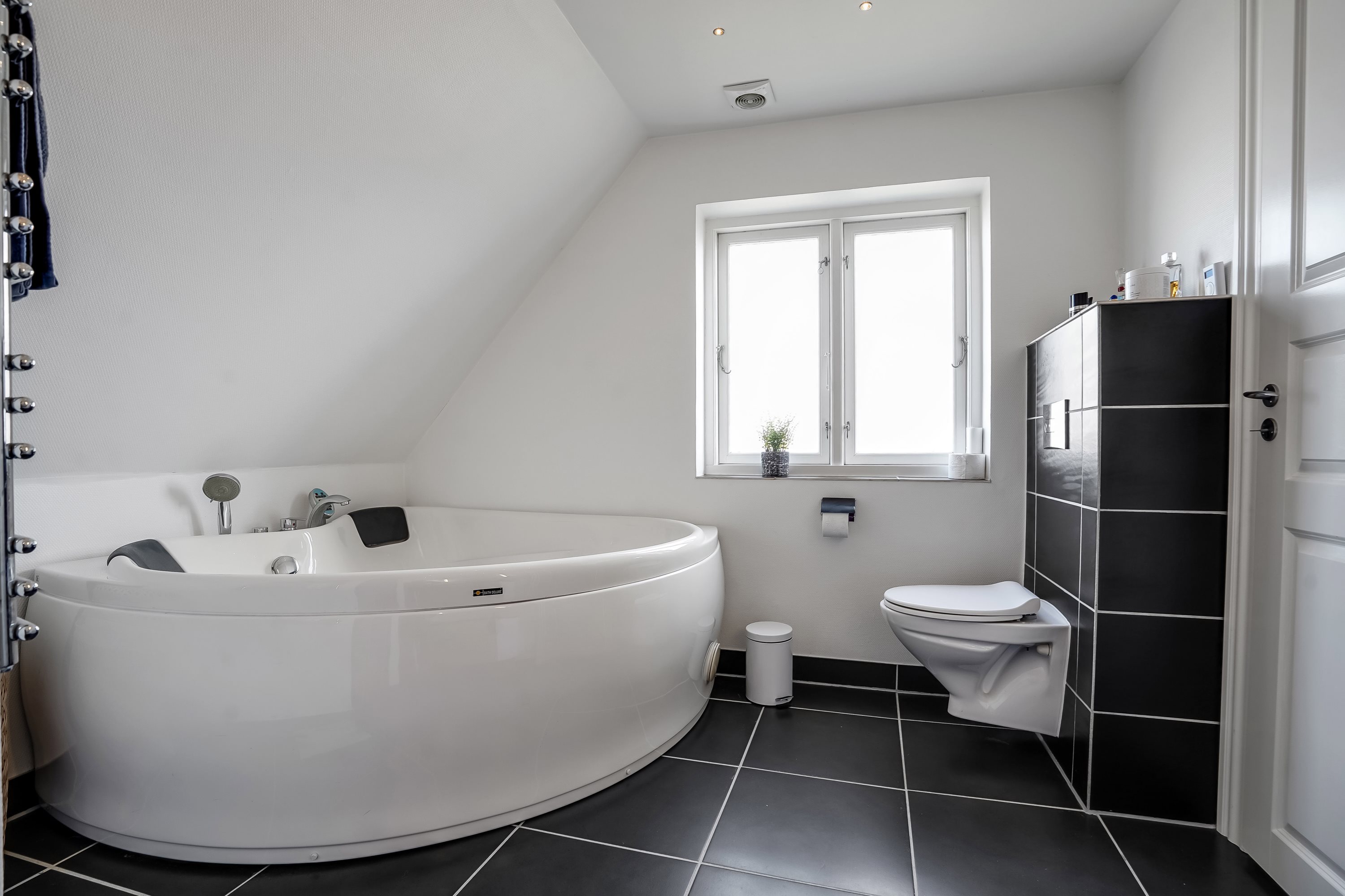 Fremhævet badeværelse billede i fuldskærmstilstand. Billede af Rådhusgade 7, 8740 Brædstrup