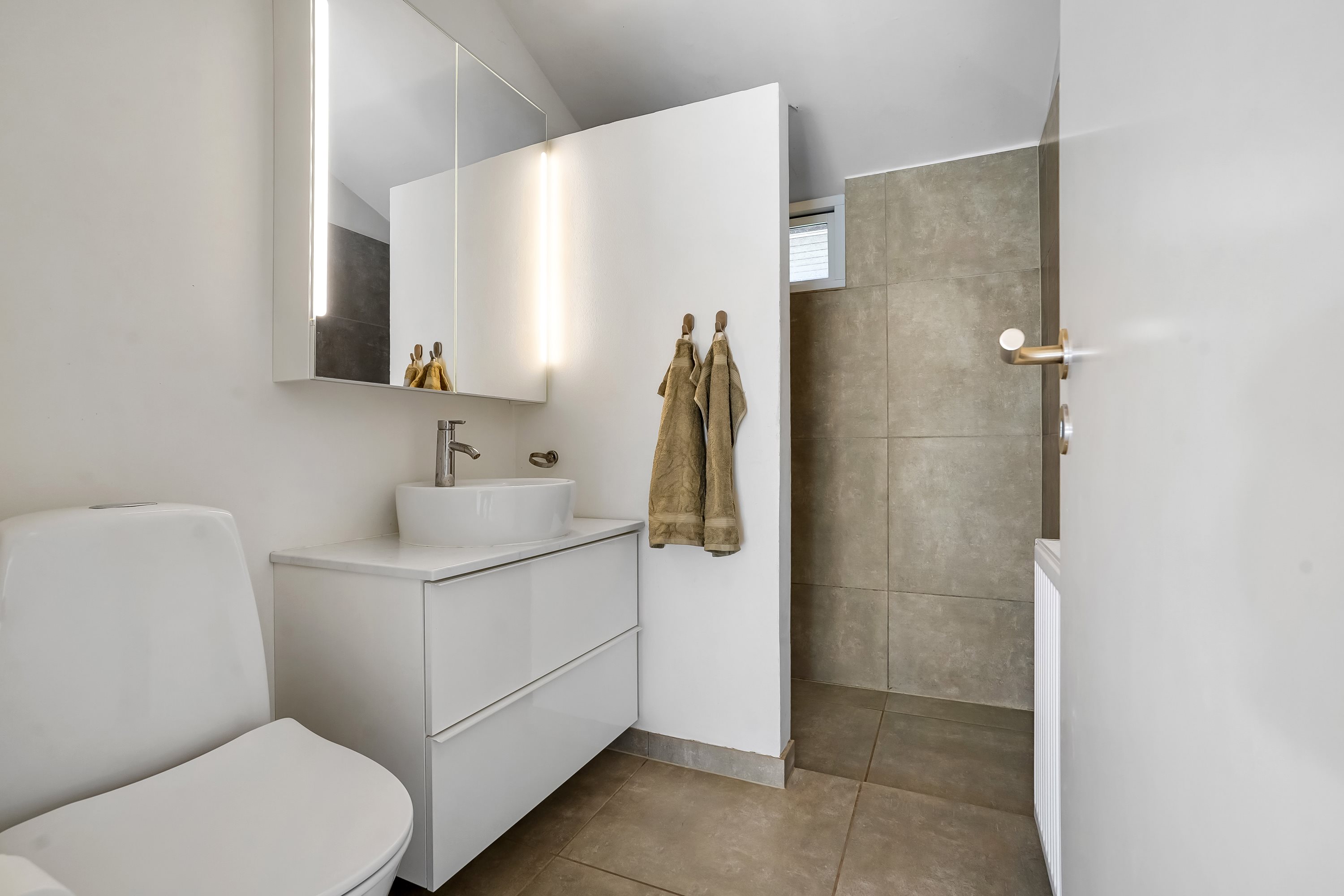 Fremhævet badeværelse billede i fuldskærmstilstand. Billede af Eddavej 39, 5210 Odense NV