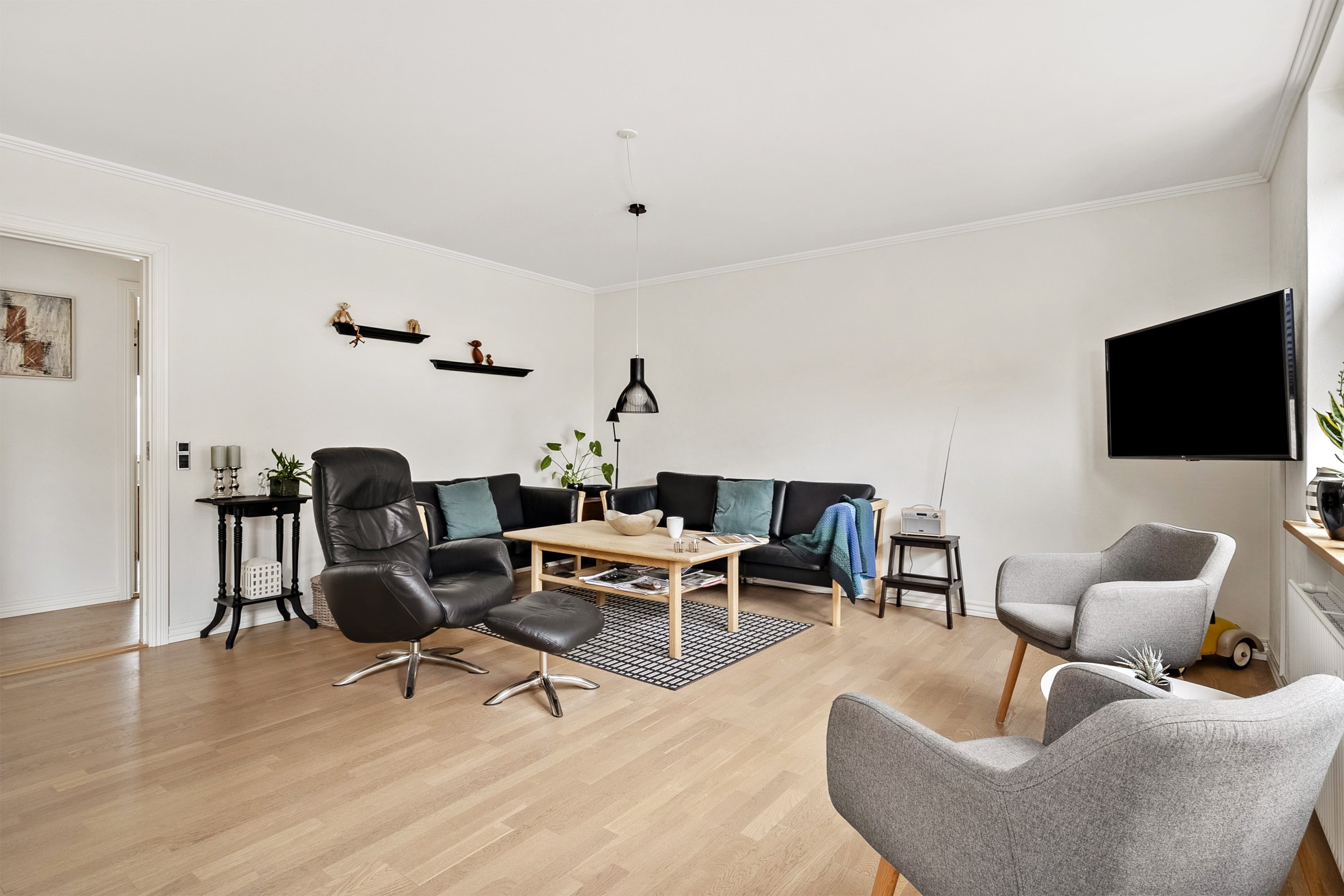 Fremhævet stue billede i fuldskærmstilstand. Billede af Enghavevej 1A, 1. th., 6800 Varde