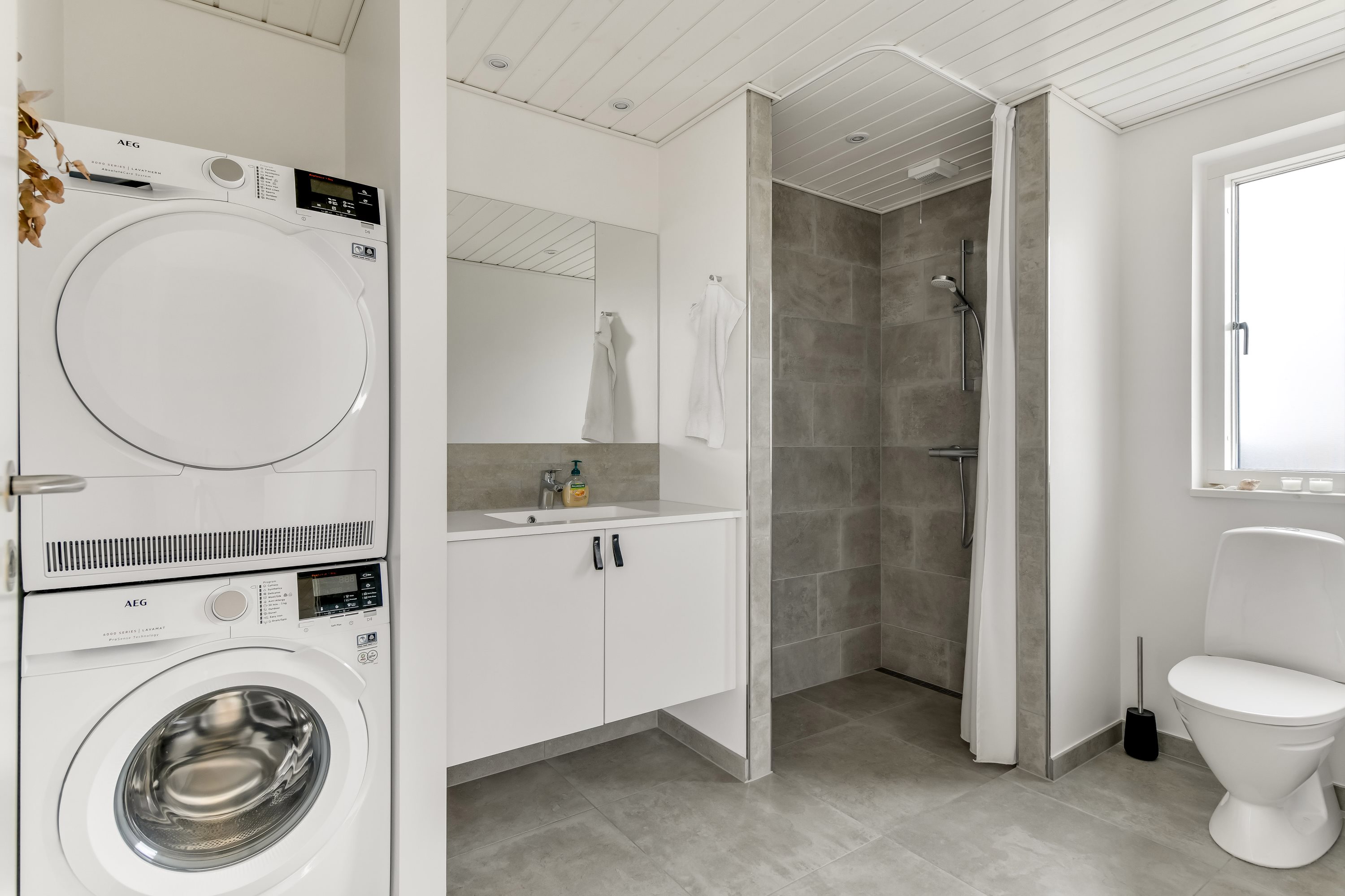 Fremhævet badeværelse billede i fuldskærmstilstand. Billede af Hympelvej 40, Rindby Strand, 6720 Fanø