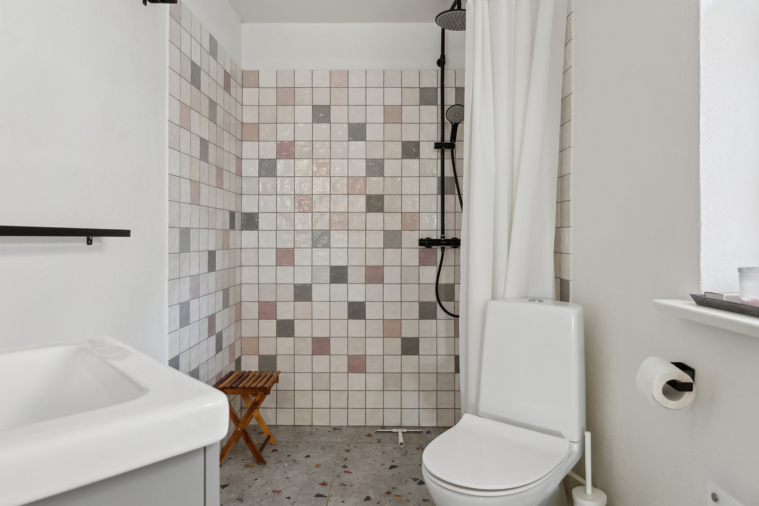 Fremhævet badeværelse billede i fuldskærmstilstand. Billede af Fjællebrovejen 35, Fjællebroen, 5762 Vester Skerninge