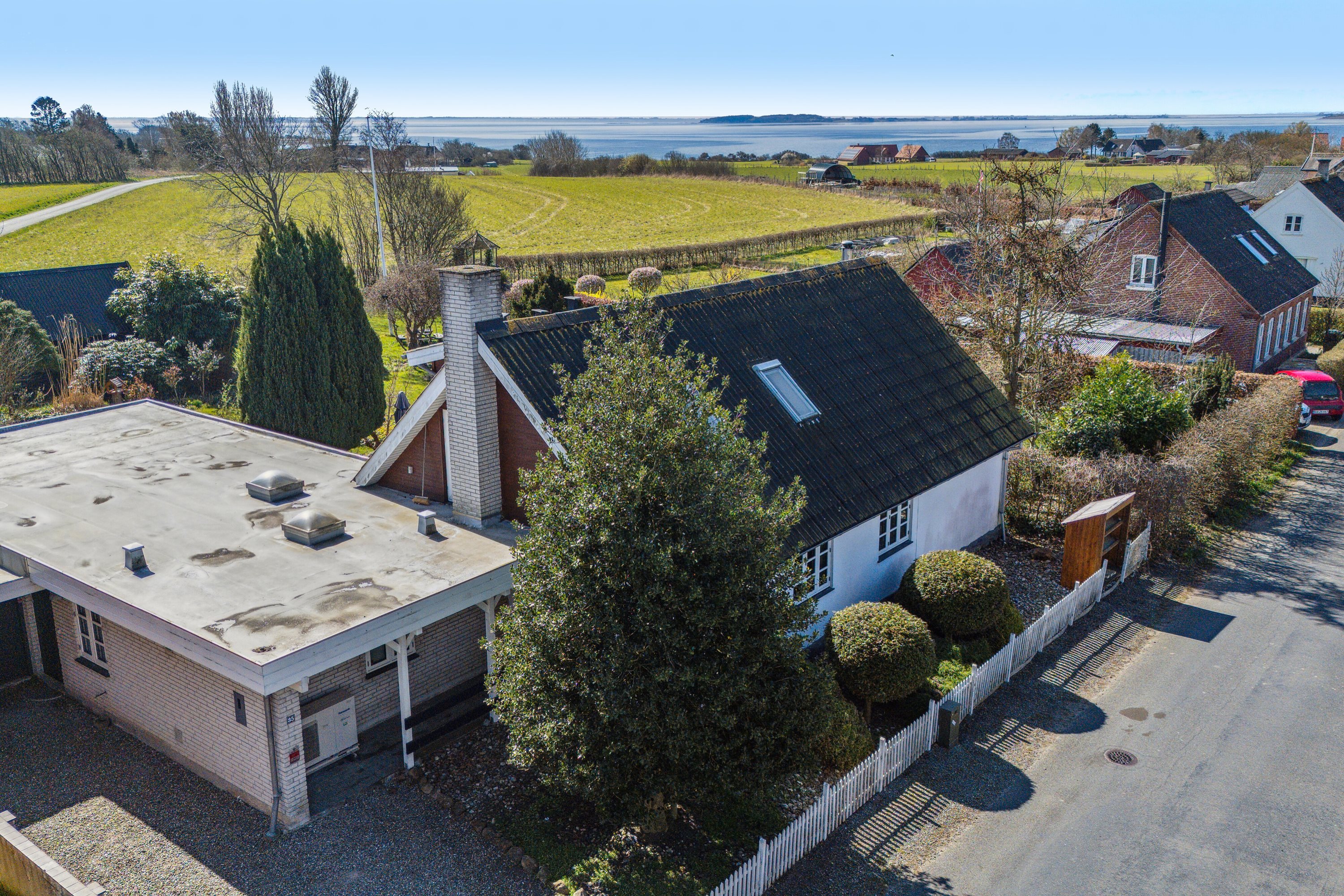 Fremhævet set fra vejen billede i fuldskærmstilstand. Billede af Fjællebrovejen 35, Fjællebroen, 5762 Vester Skerninge